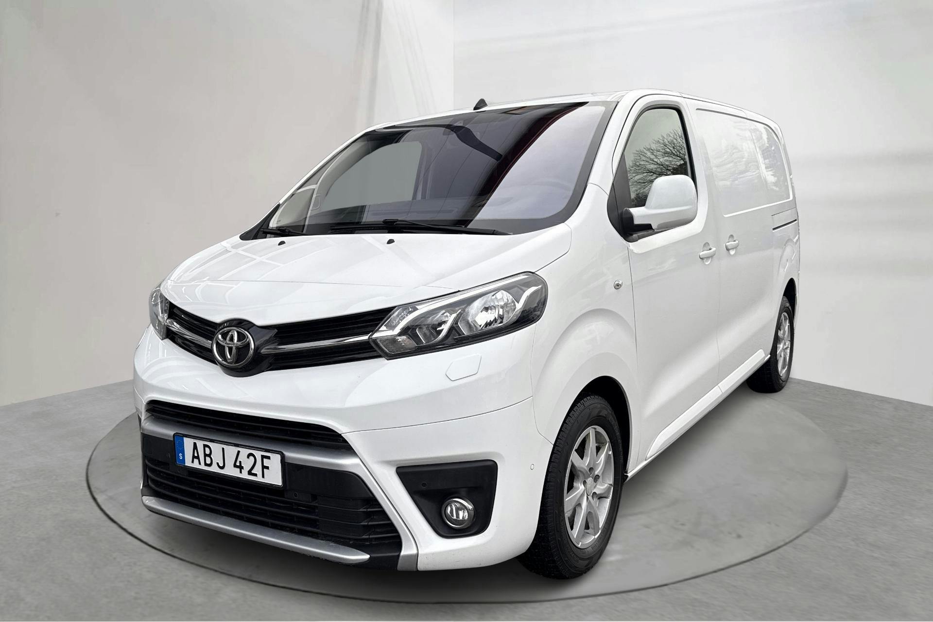 Presentationsfoto 1 av 18: Toyota PROACE 2.0D (120hk) - 7 474 mil - Automat - vit - 2020