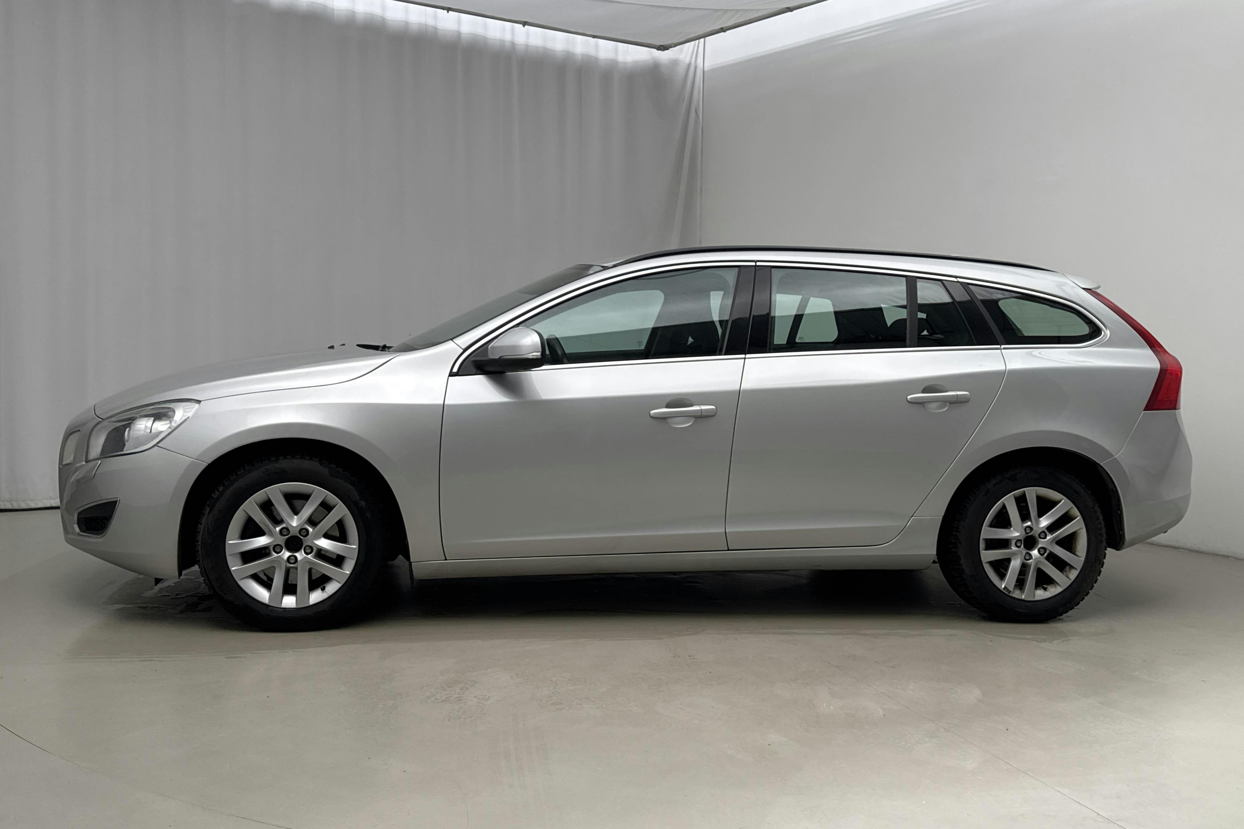 Presentationsfoto 2 av 18: Volvo V60 D2 (115hk) - 17 973 mil - Manuell - Light Grey - 2013