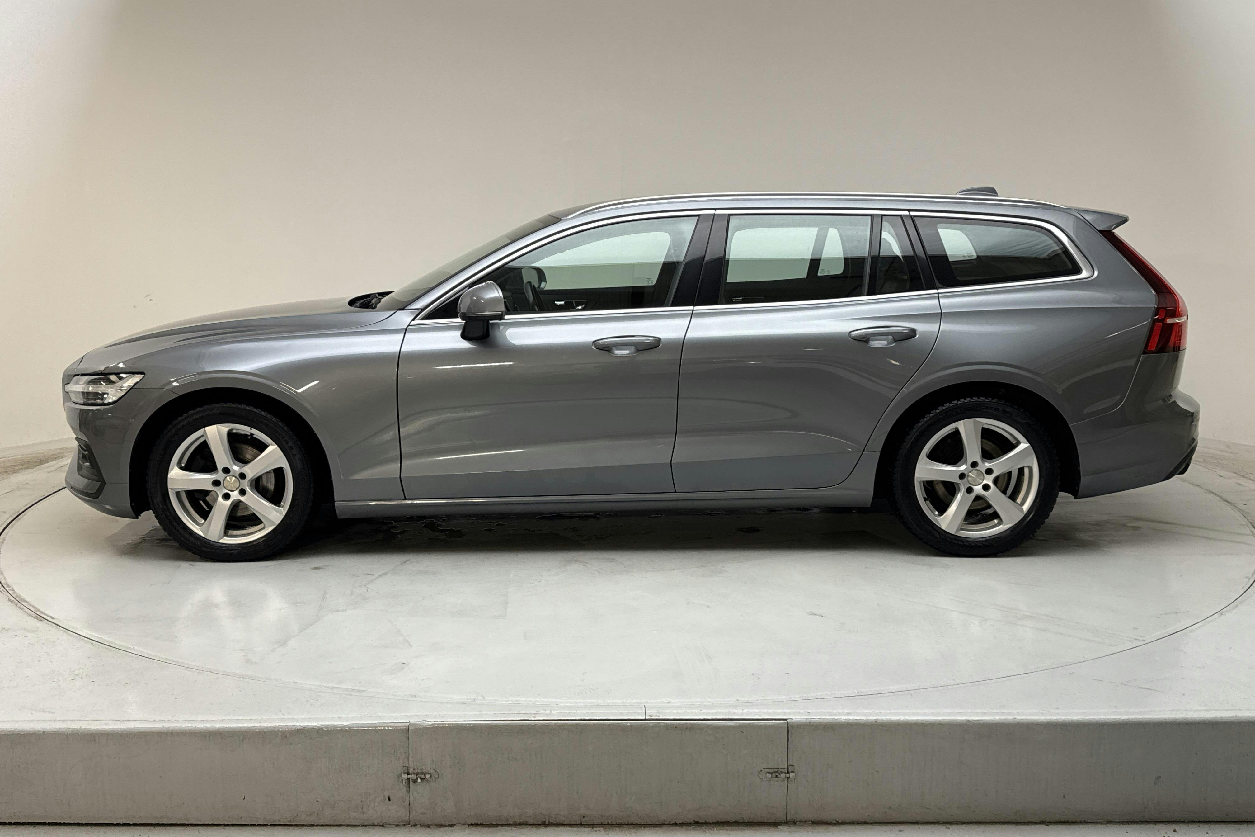 Presentationsfoto 2 av 16: Volvo V60 D4 (190hk) - 14 434 mil - Automat - grå - 2021