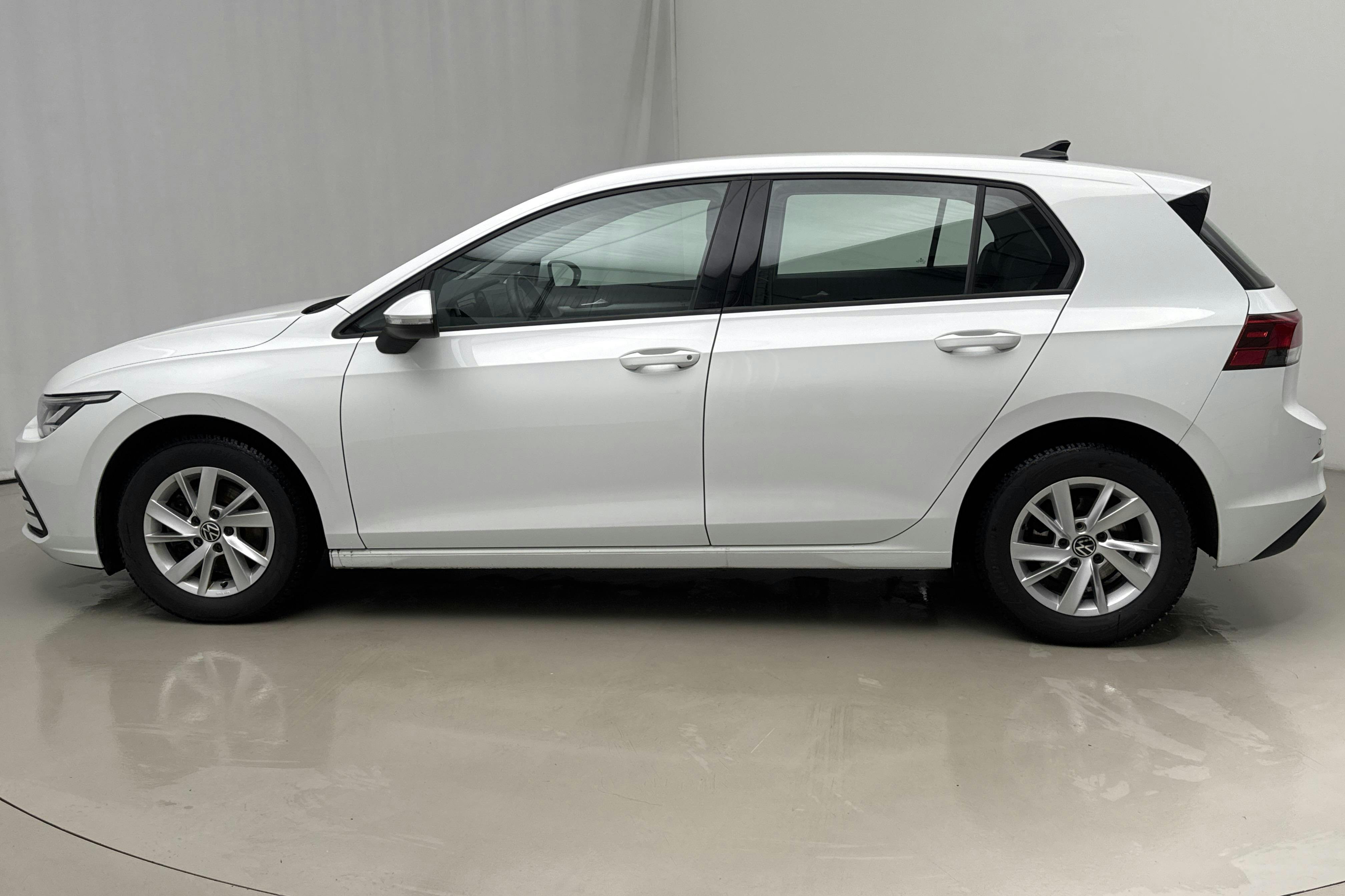 Presentationsfoto 2 av 15: VW Golf VIII TGI 5dr (130hk) - 3 678 mil - Automat - vit - 2023