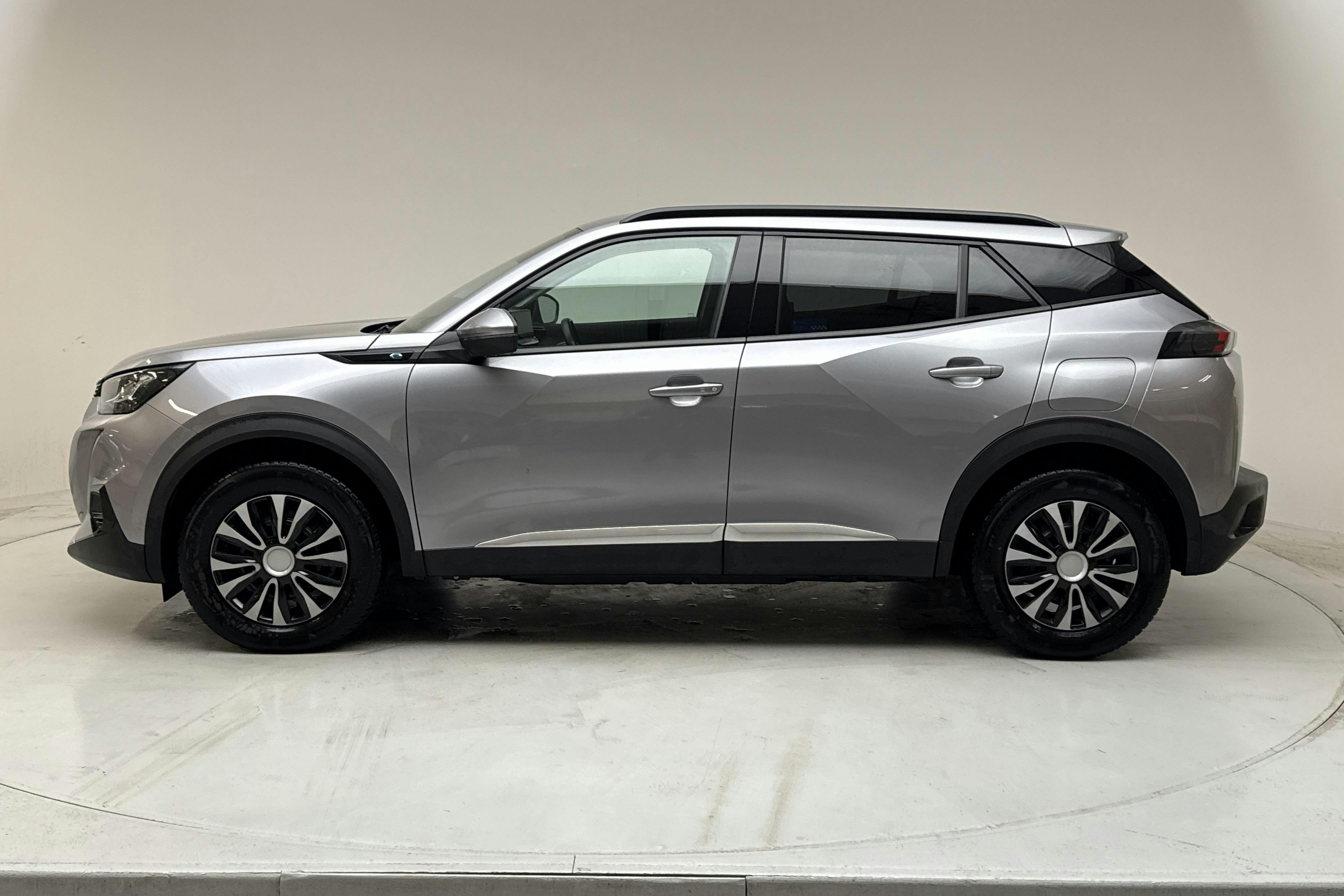 Esittelykuva 2 osoitteesta 16: Peugeot e-2008 50kWh (136hk) - 42 240 km - Automaattinen - harmaa - 2021