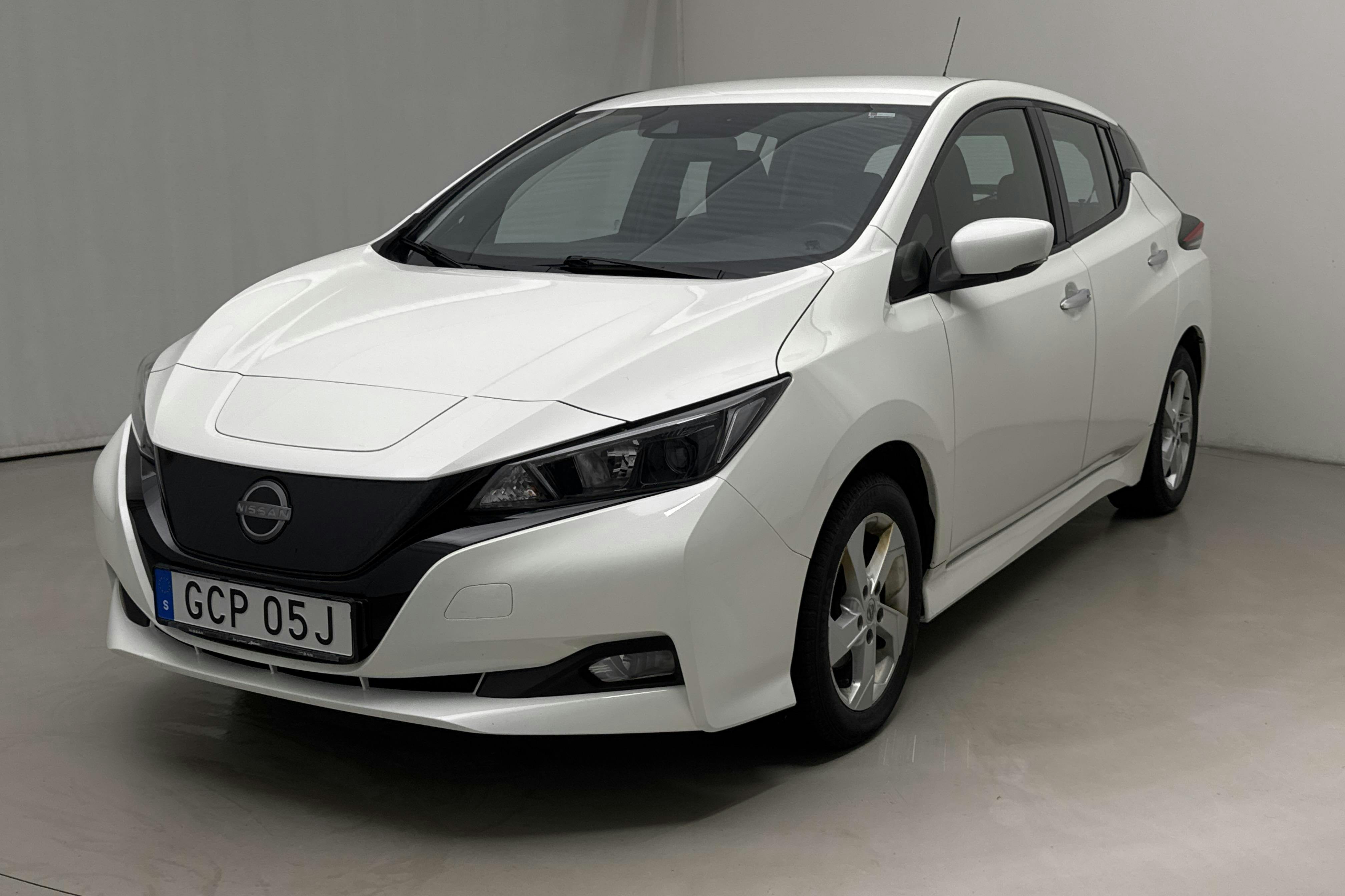 Presentationsfoto 1 av 16: Nissan LEAF 5dr 39kWh (150hk) - 5 922 mil - Automat - vit - 2022