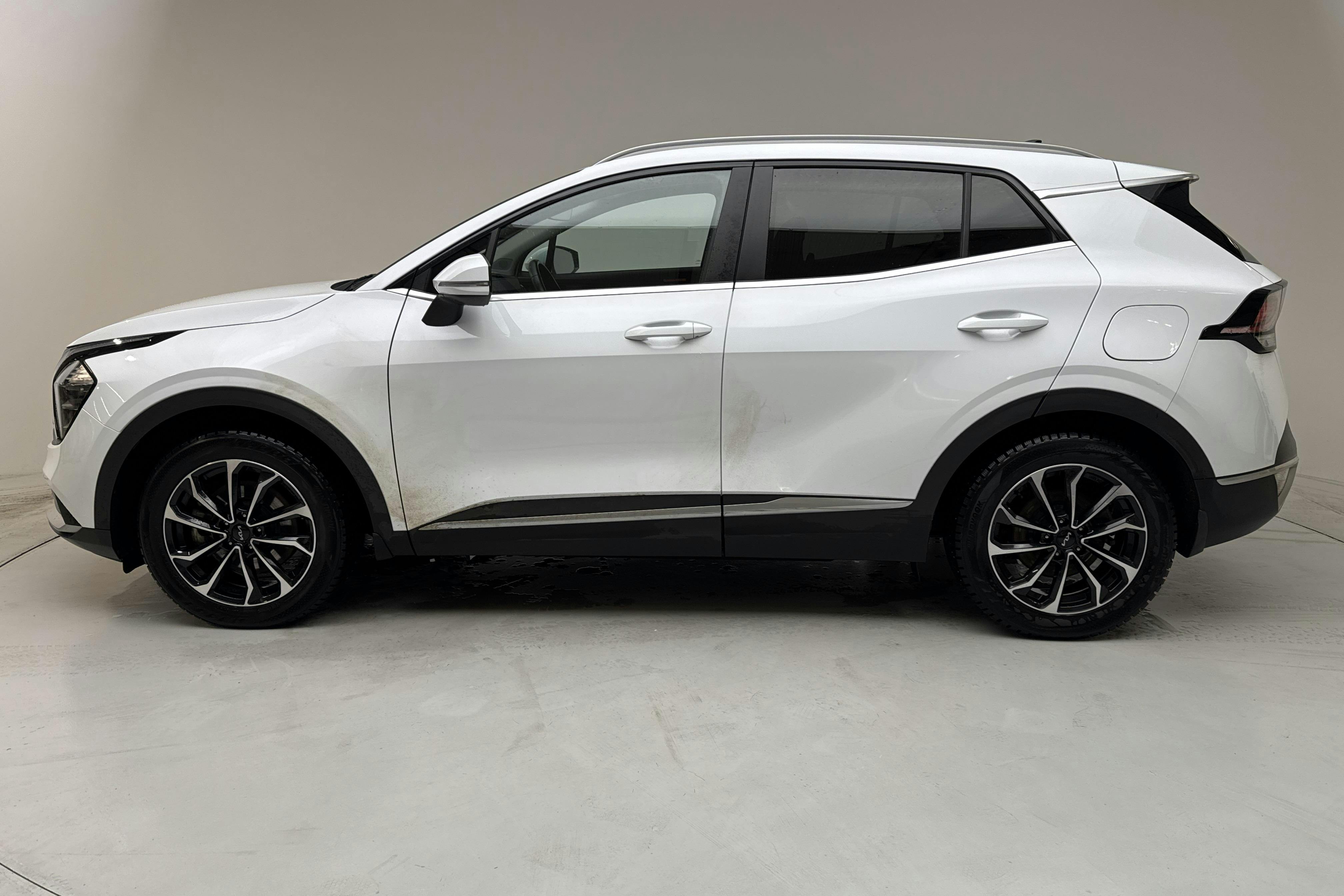 Presentationsfoto 2 av 16: KIA Sportage PHEV AWD (265hk) - 10 972 mil - Automat - vit - 2023