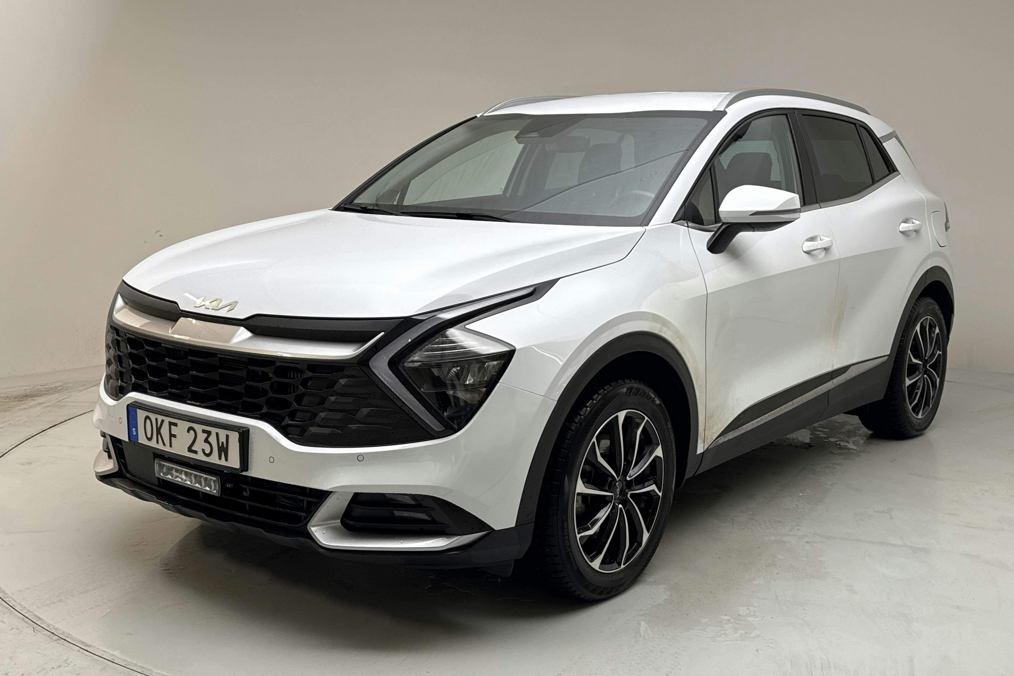 Presentationsfoto 1 av 16: KIA Sportage PHEV AWD (265hk) - 10 972 mil - Automat - vit - 2023