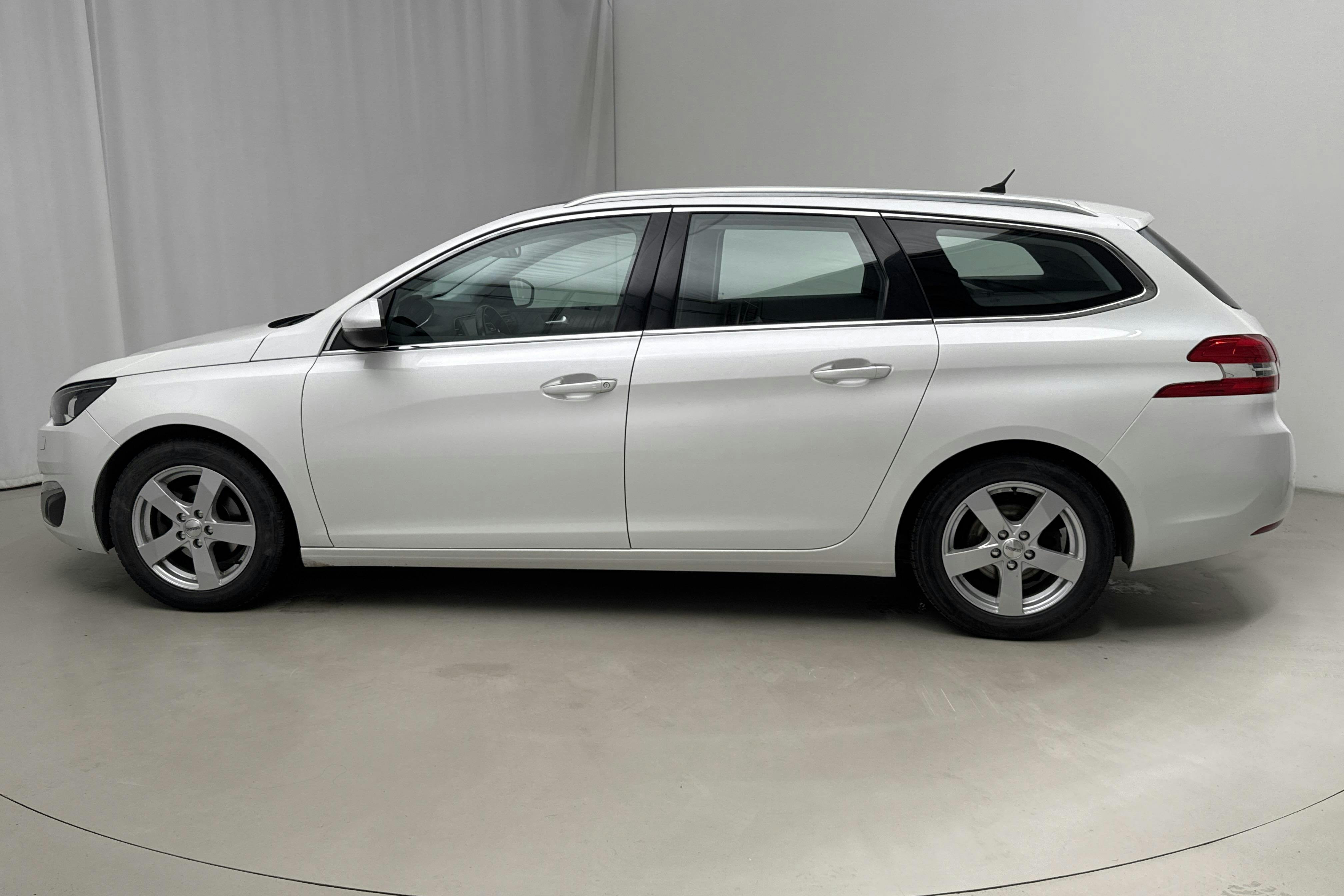Presentationsfoto 2 av 16: Peugeot 308 SW PureTech (130hk) - 10 279 mil - Automat - vit - 2015