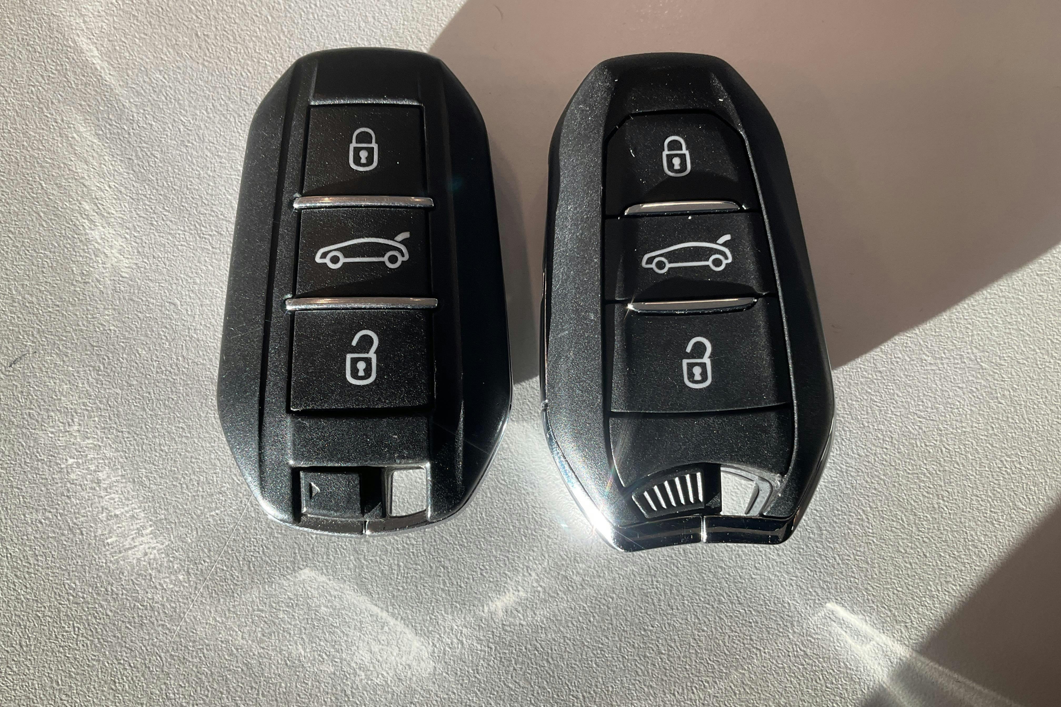 Presentationsfoto 16 av 16: Peugeot 308 SW PureTech (130hk) - 10 279 mil - Automat - vit - 2015