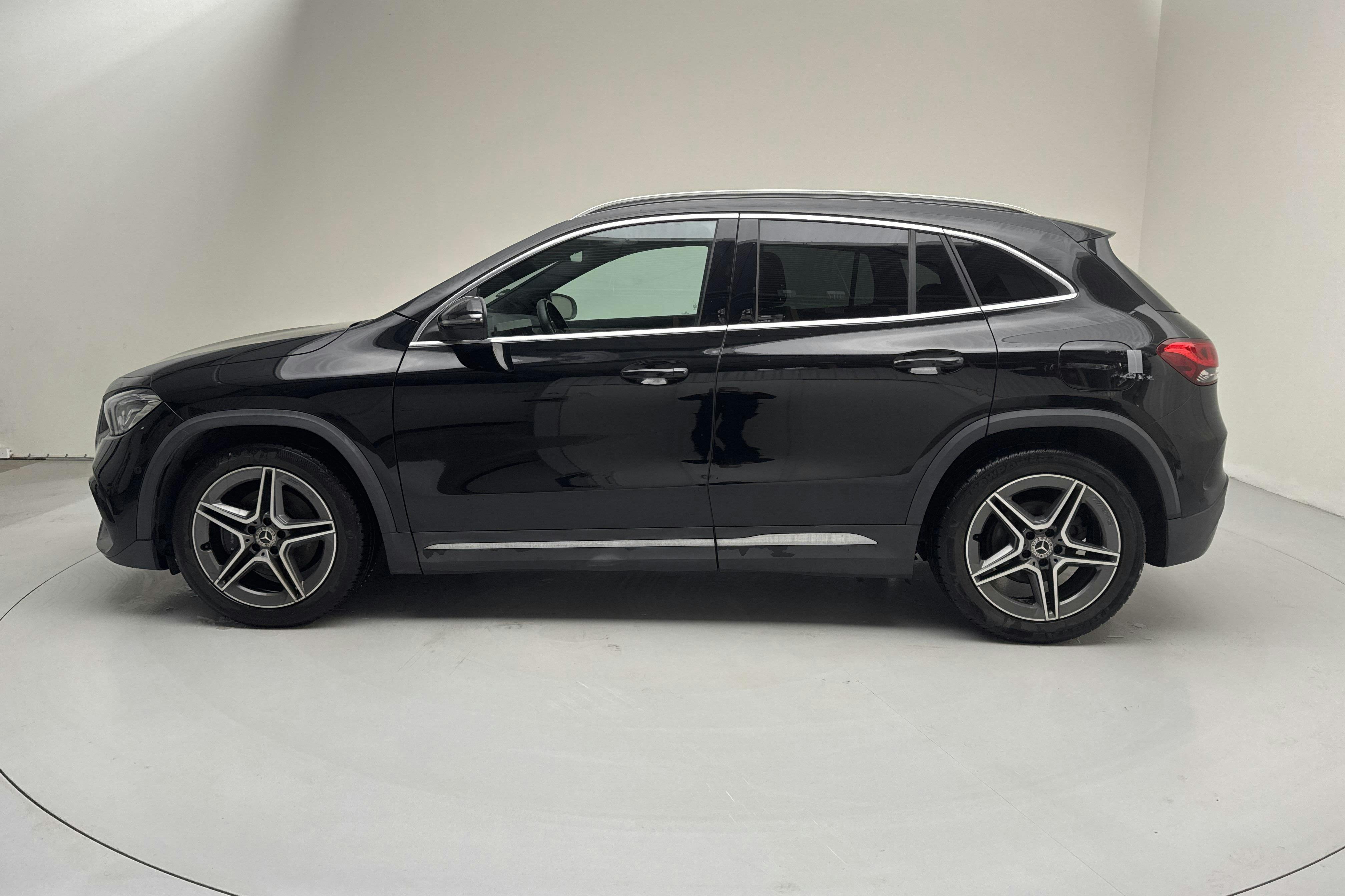 Presentationsfoto 2 av 13: Mercedes GLA 200 H247 (163hk) - 10 914 mil - Automat - svart - 2020