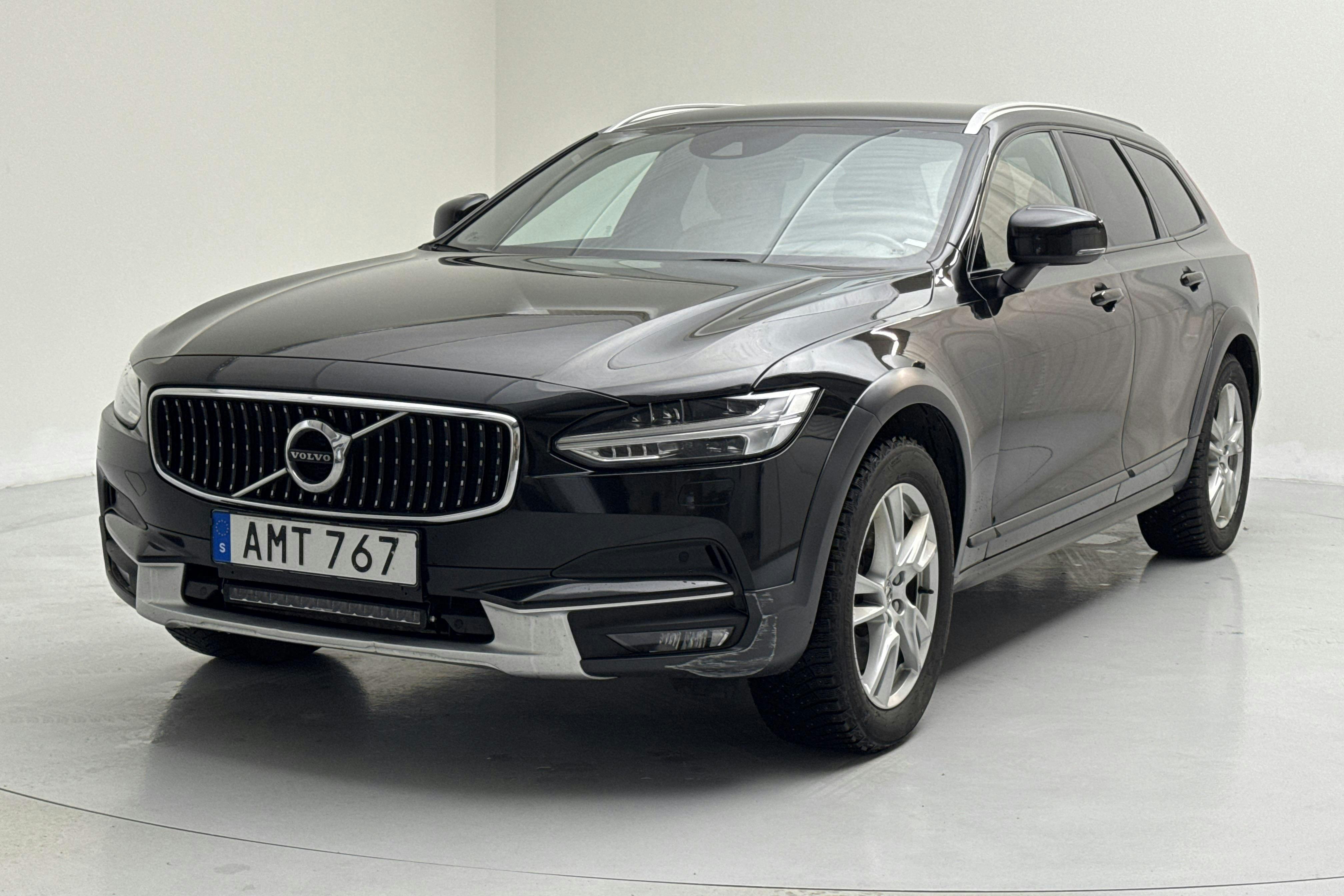 Presentation photo 1 of 16: Volvo V90 D4 Cross Country AWD (190hk) - 208 240 km - Automatic - black - 2019