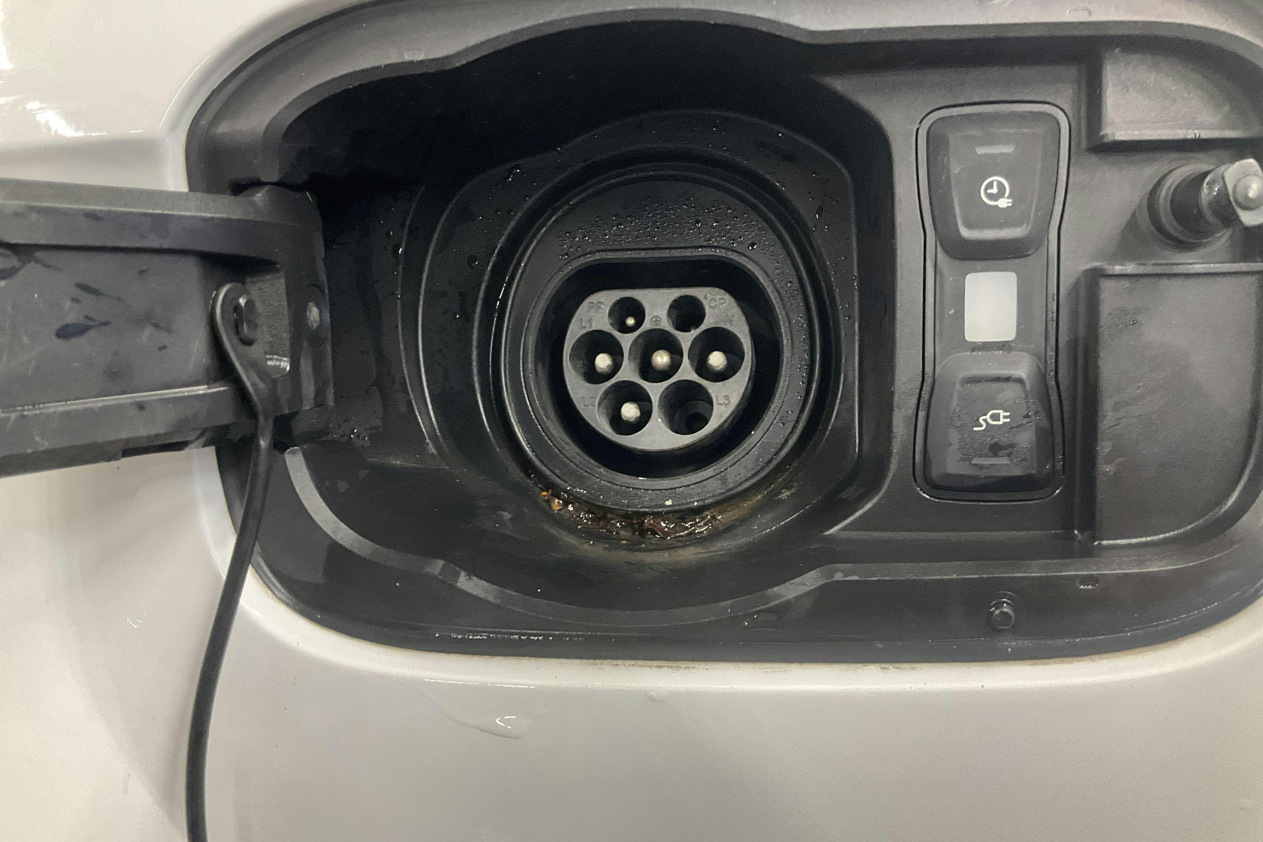 Esitlusfoto 24 aadressil 24: Audi Q5 55 TFSI e quattro (367hk) - 155 500 km - Automaatne - valge - 2020