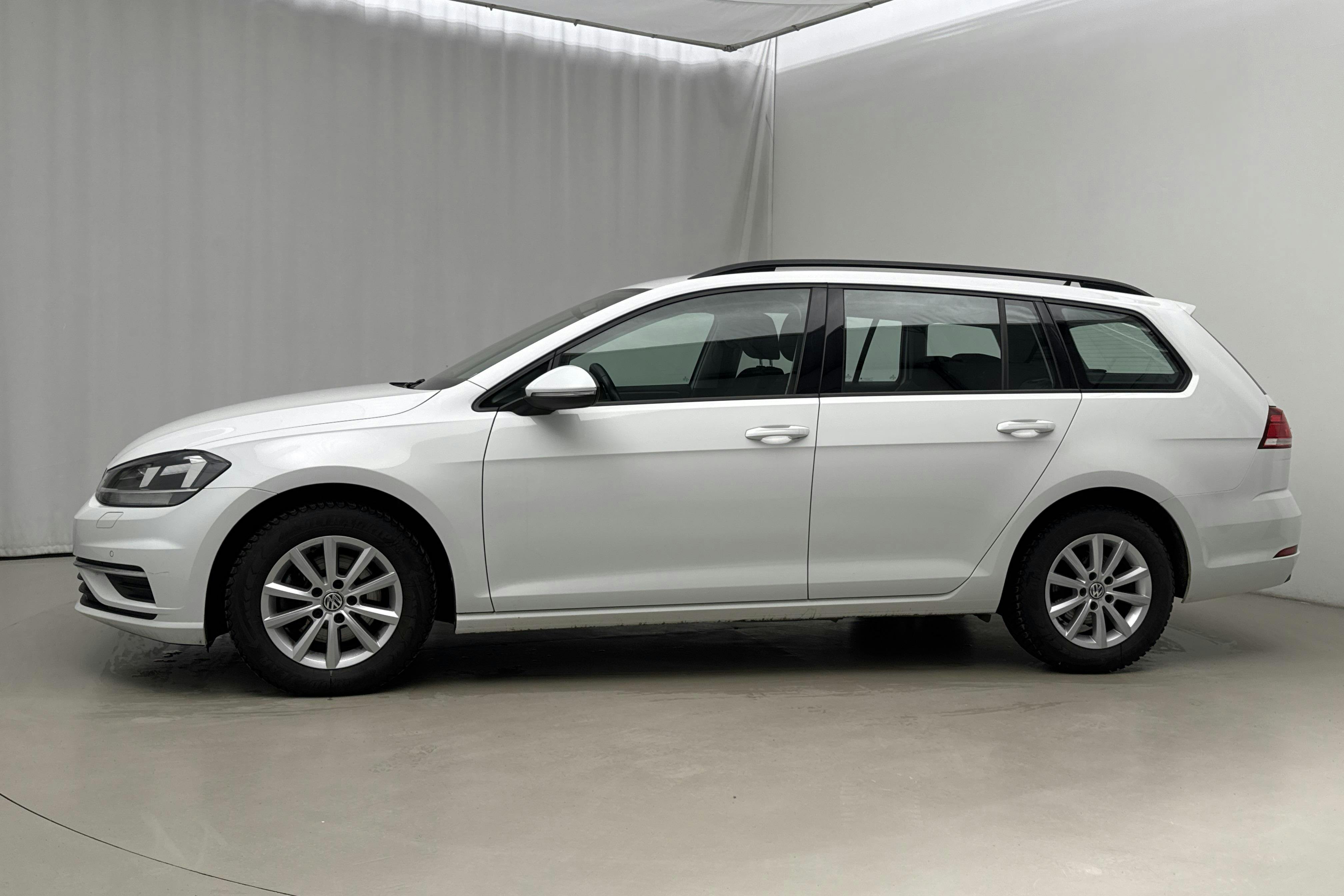 Esittelykuva 2 osoitteesta 18: VW Golf VII 1.0 TSI Sportscombi (115hk) - 113 730 km - Automaattinen - valkoinen - 2019