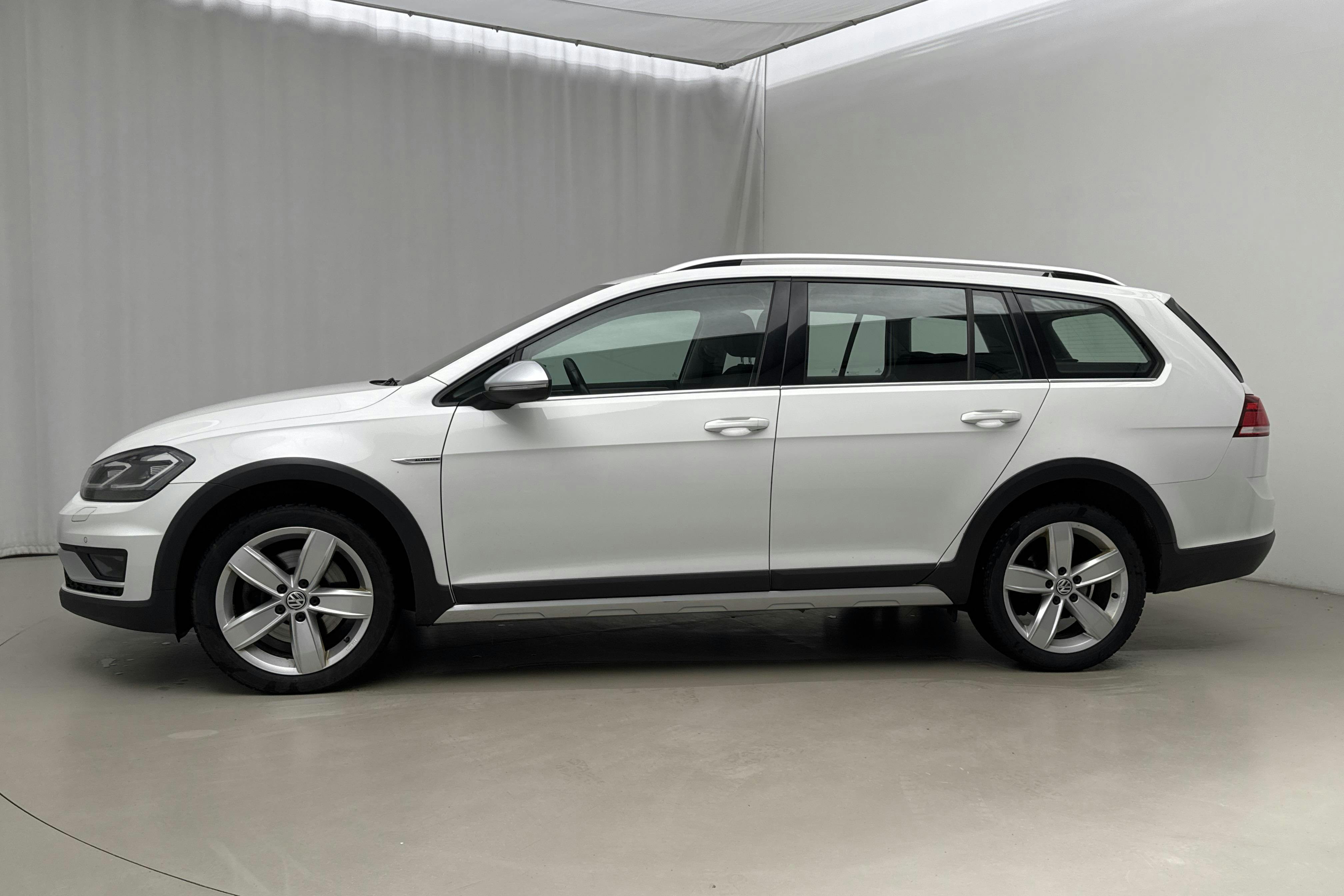 Presentation photo 2 of 20: VW Golf Alltrack 1.8 TSI 4Motion (180hk) - 153 100 km - Automatic - white - 2018