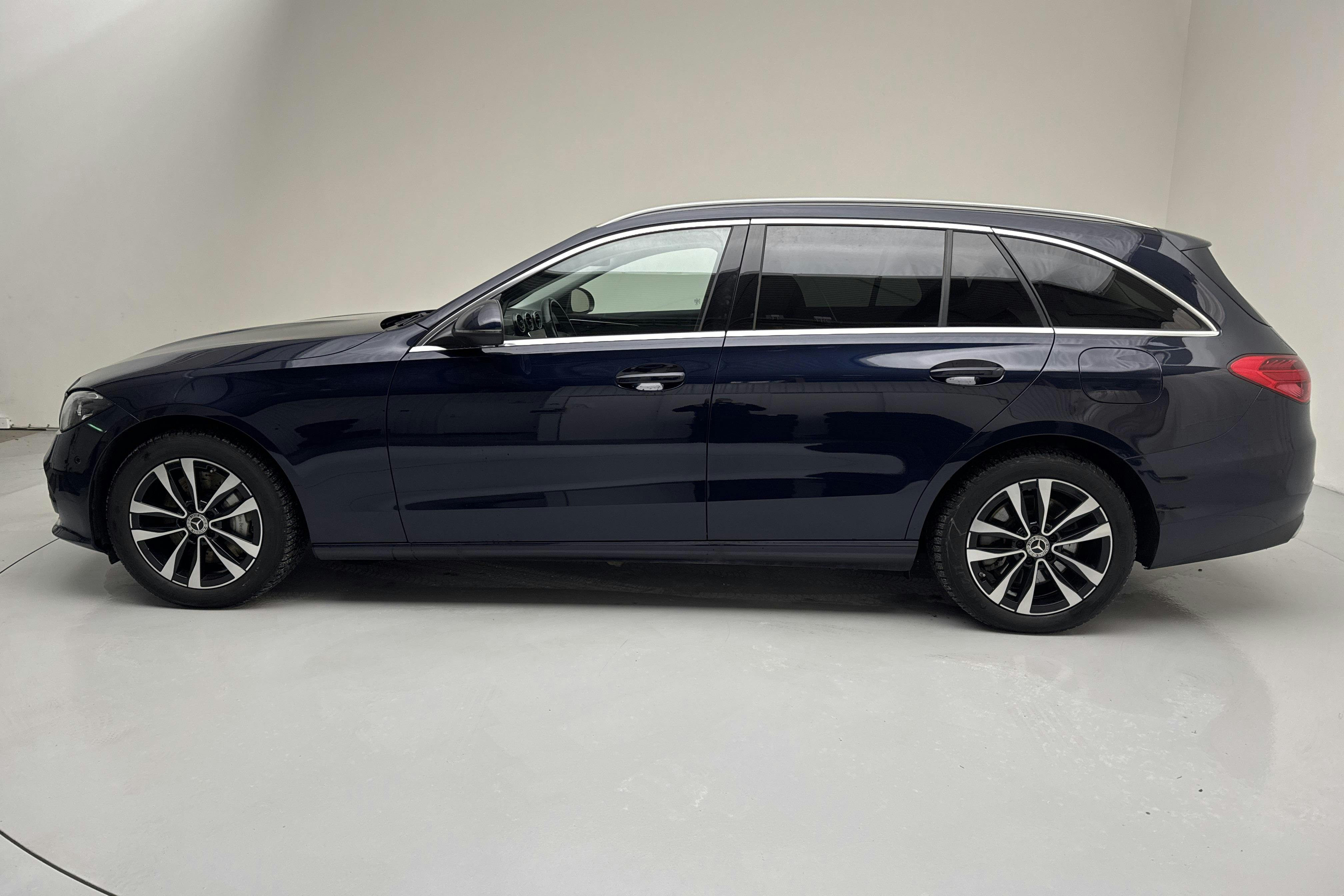 Præsentationsfoto 2 af 18: Mercedes C 300 e Kombi S206 (333hk) - 55 700 kilometer - Salgsautomat - Dark Blue - 2023