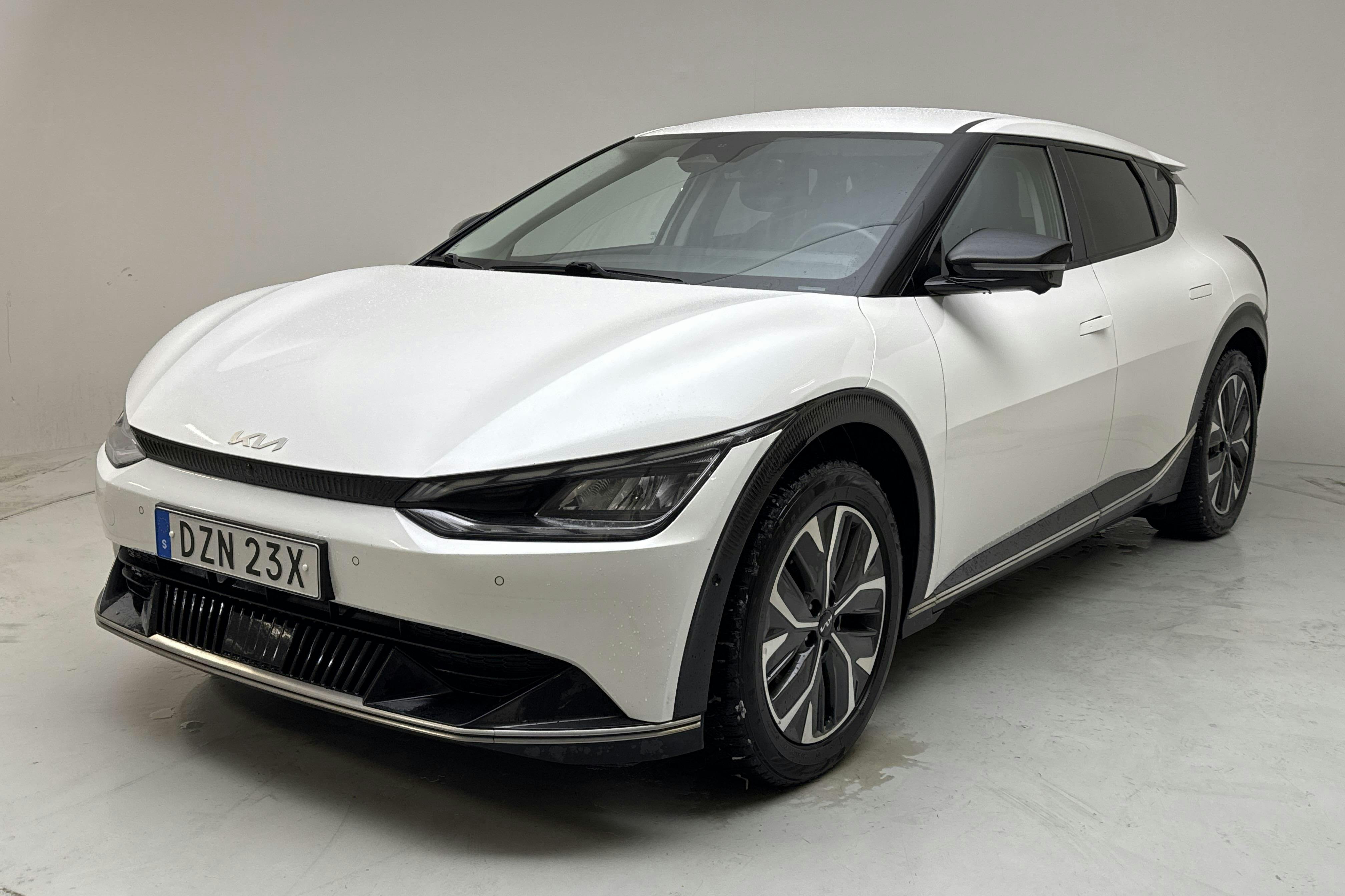 Presentationsfoto 1 av 17: KIA EV6 RWD (228hk) - 13 199 mil - Automat - vit - 2022