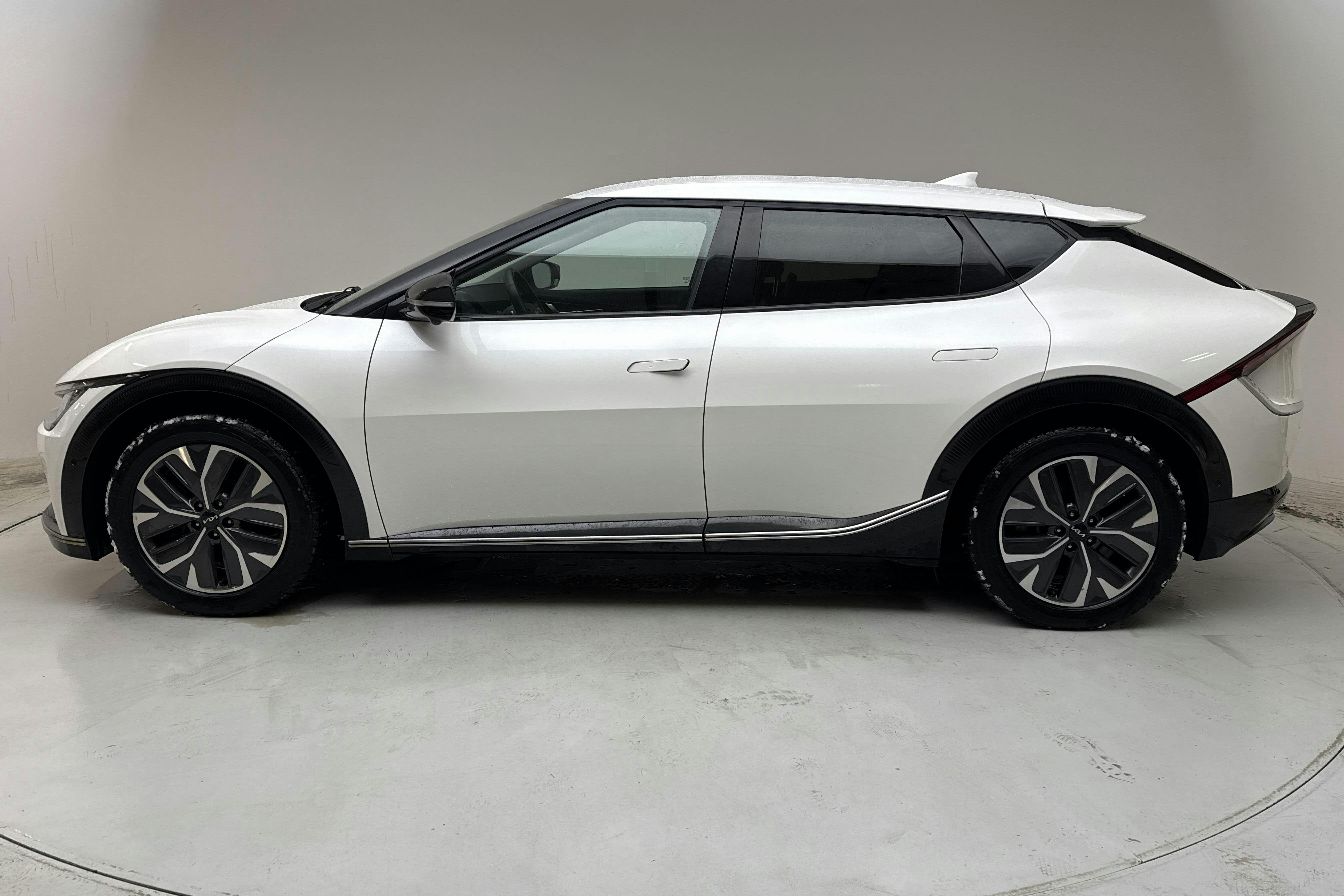 Presentationsfoto 2 av 17: KIA EV6 RWD (228hk) - 13 199 mil - Automat - vit - 2022