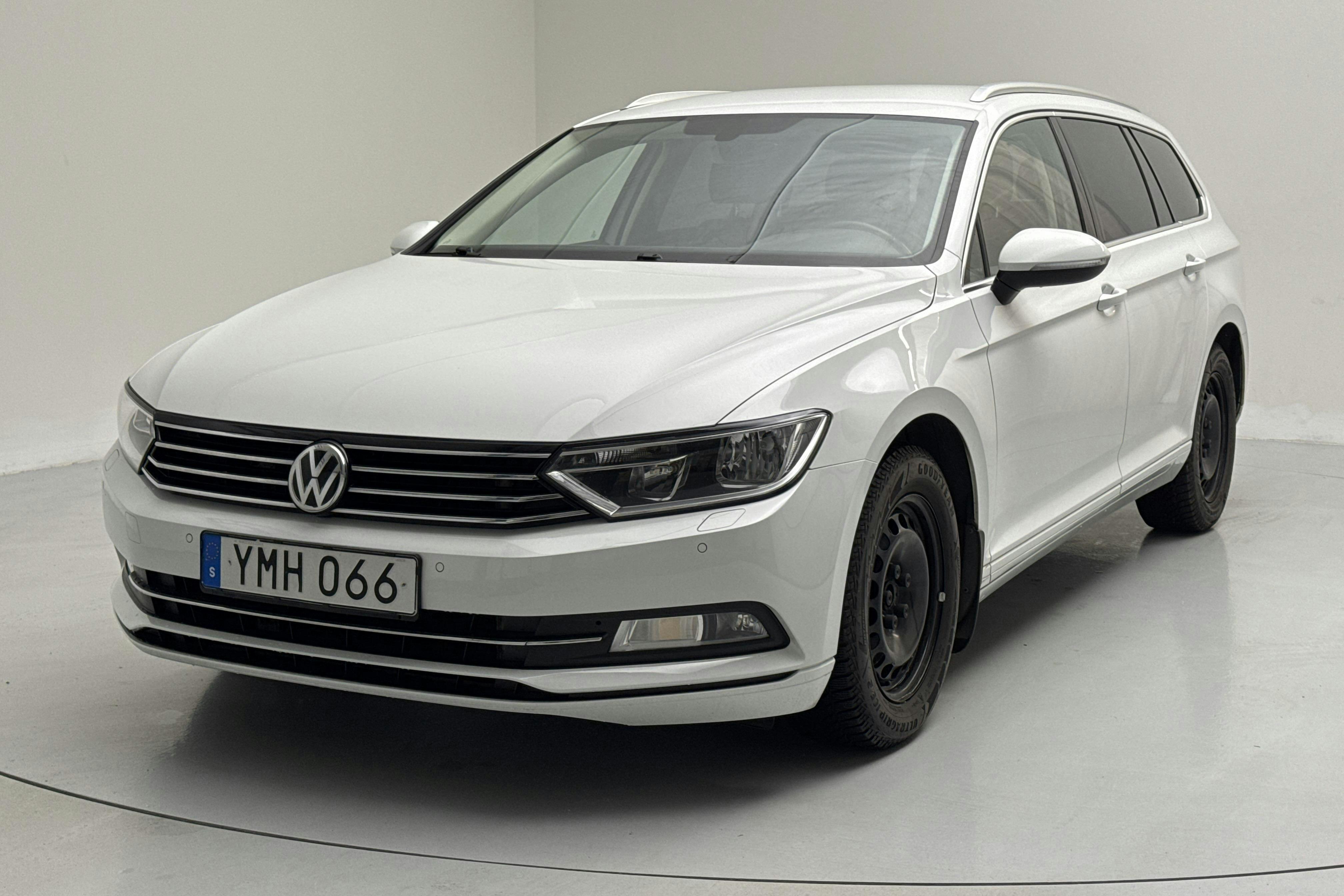 Presentationsfoto 1 av 15: VW Passat 1.4 TSI Sportscombi (150hk) - 8 871 mil - Manuell - vit - 2018