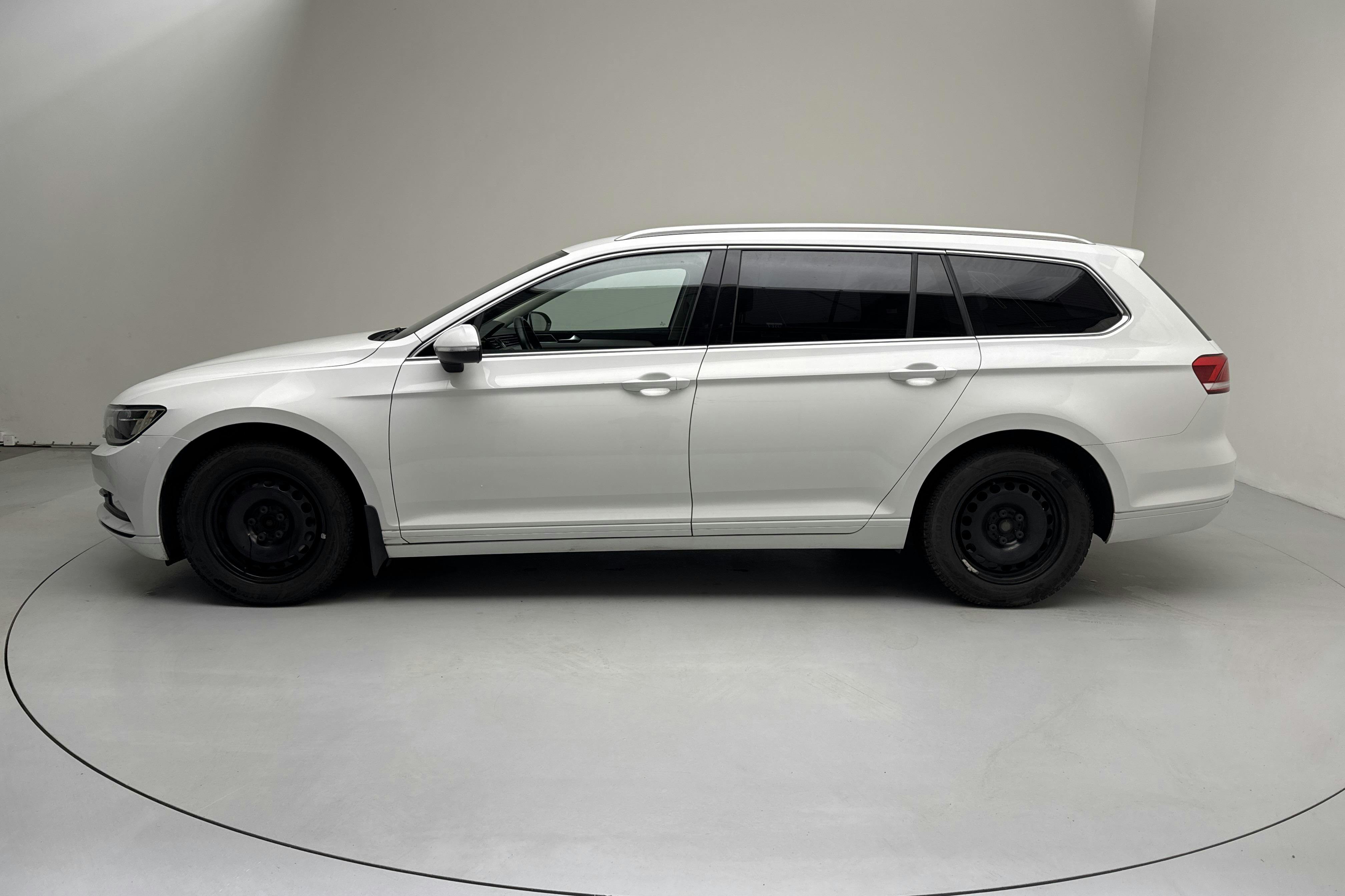 Presentationsfoto 2 av 15: VW Passat 1.4 TSI Sportscombi (150hk) - 8 871 mil - Manuell - vit - 2018