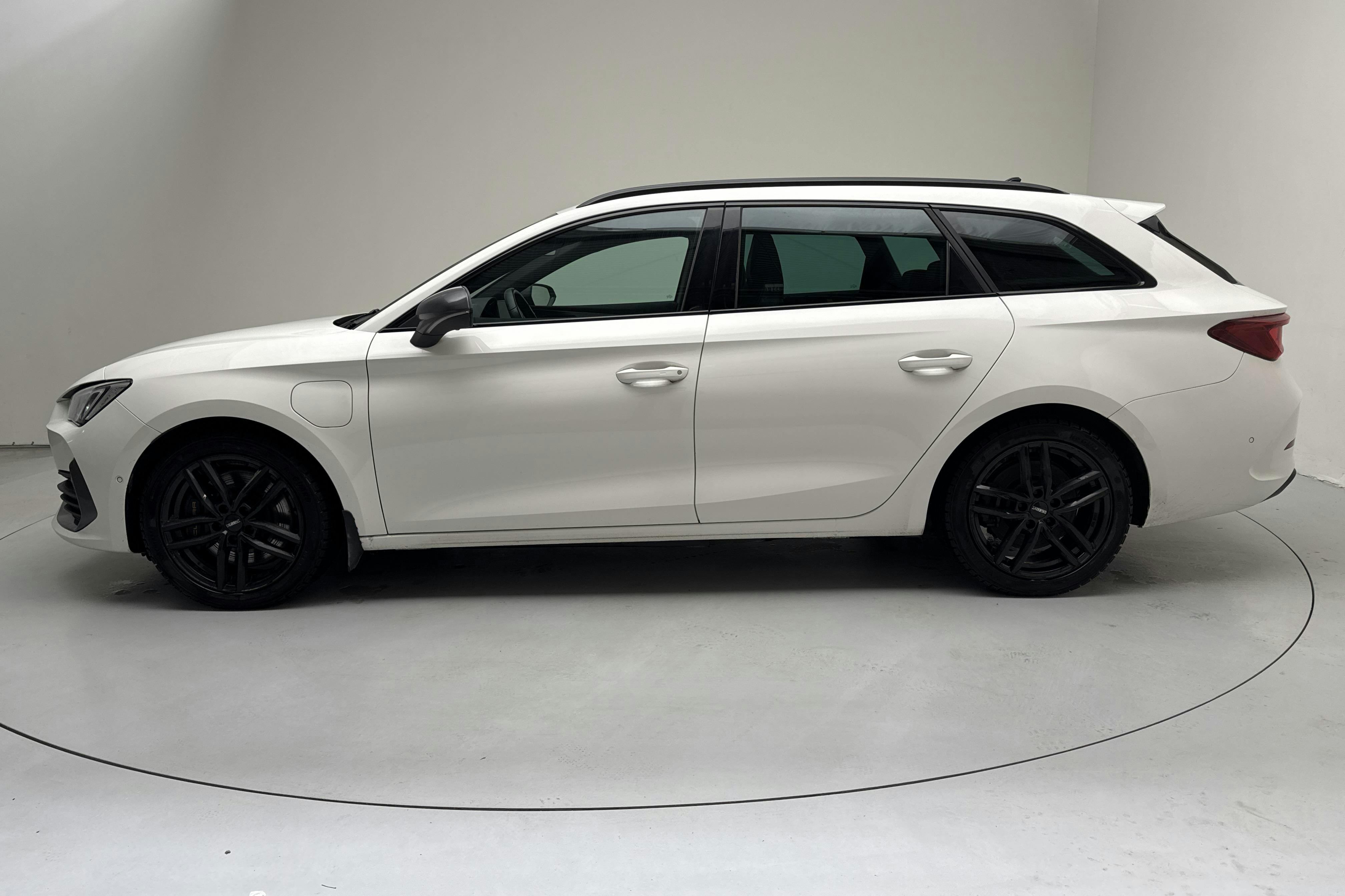 Presentation photo 2 of 17: Seat Leon 1.4 e-Hybrid Plug-in Sportstourer (204hk) - 214 360 km - Automatic - white - 2022