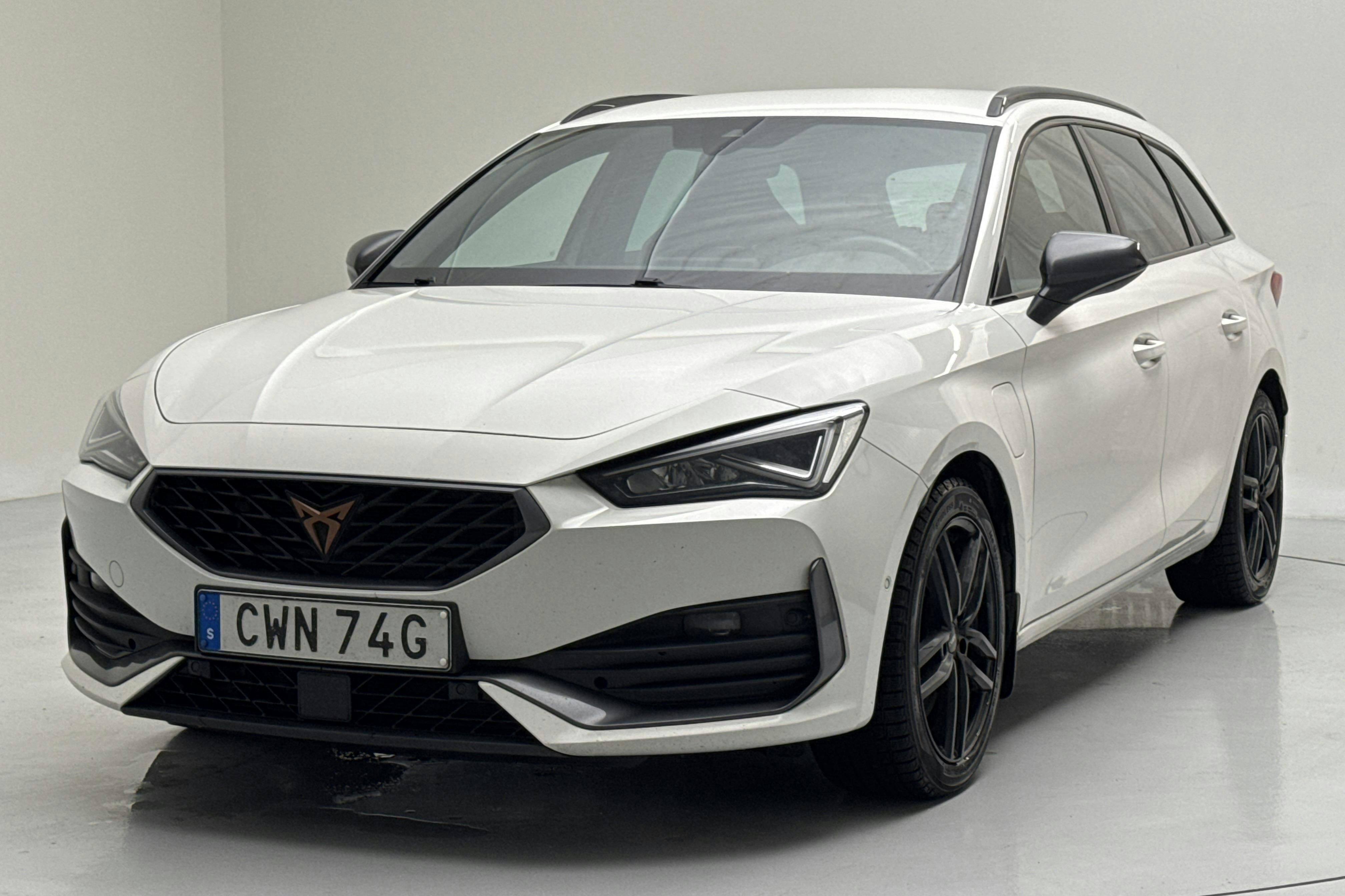 Presentation photo 1 of 17: Seat Leon 1.4 e-Hybrid Plug-in Sportstourer (204hk) - 214 360 km - Automatic - white - 2022