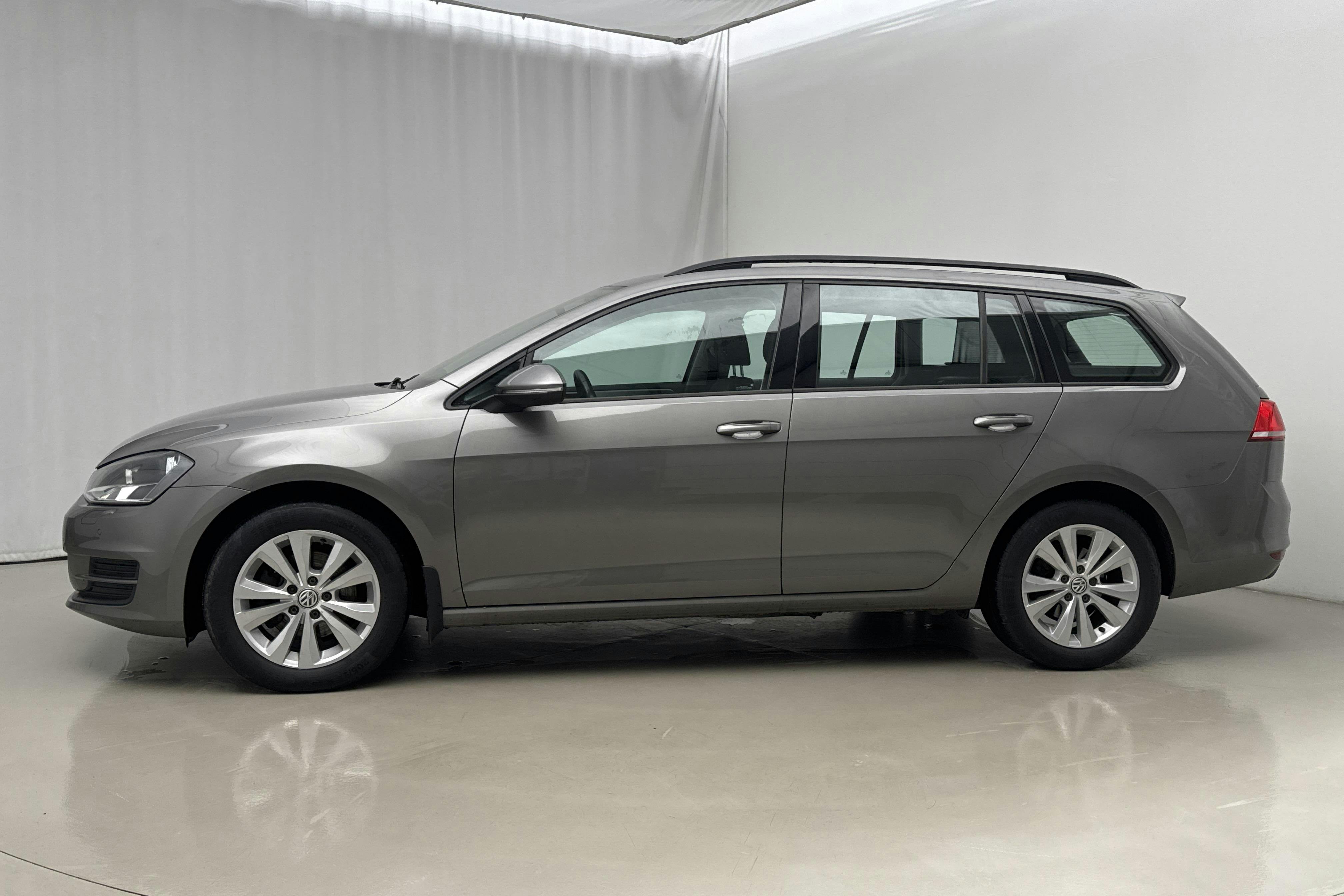 Präsentationsfoto 2 von 17: VW Golf VII 1.2 TSI Sportscombi (110hk) - 108 280 Kilometer - Verkaufsautomat - grau - 2017