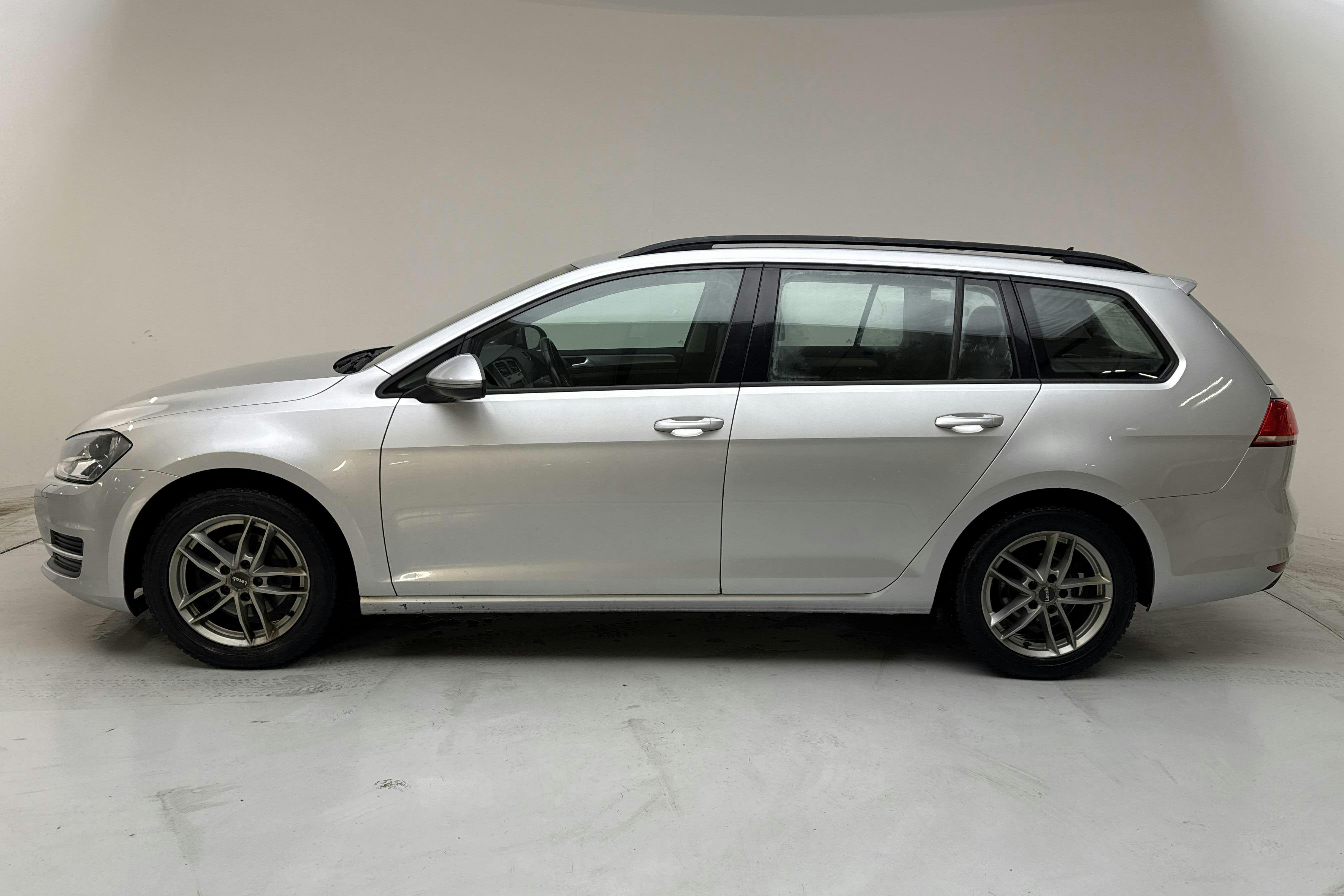 Presentation photo 2 of 13: VW Golf VII 1.6 TDI BlueMotion Technology Sportscombi (105hk) - 196 210 km - Manual - silver - 2015