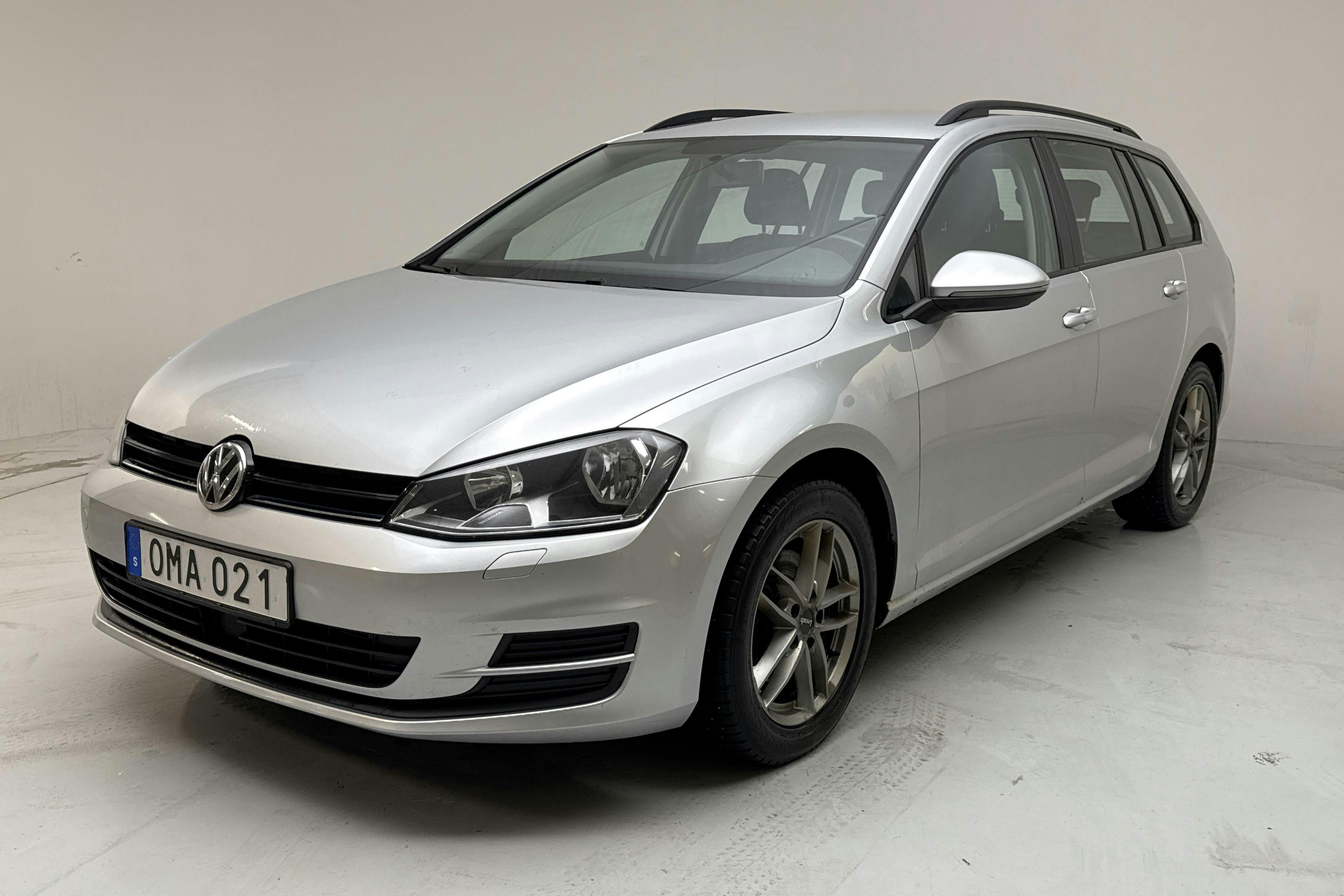 Presentation photo 1 of 13: VW Golf VII 1.6 TDI BlueMotion Technology Sportscombi (105hk) - 196 210 km - Manual - silver - 2015