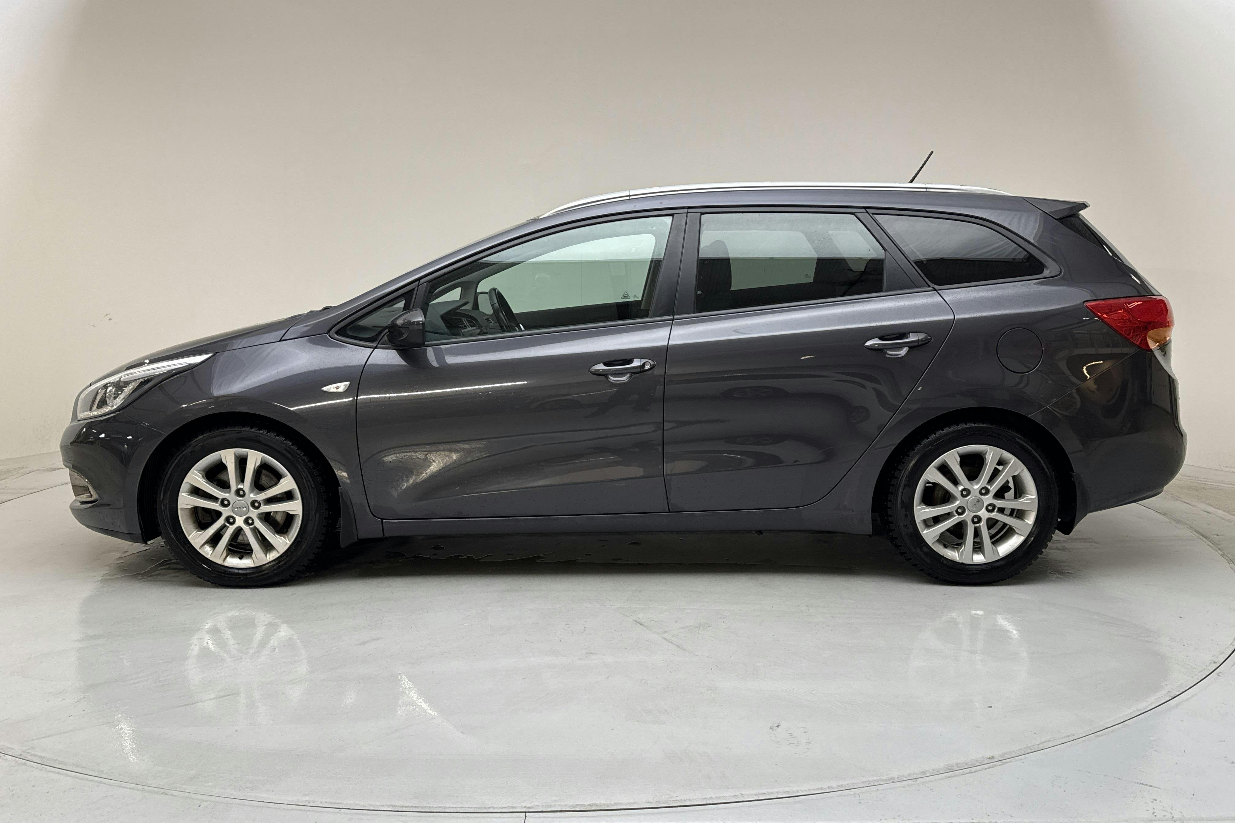 Presentation photo 2 of 13: KIA Cee'd 1.4 CRDi SW (90hk) - 140 480 km - Manual - gray - 2014