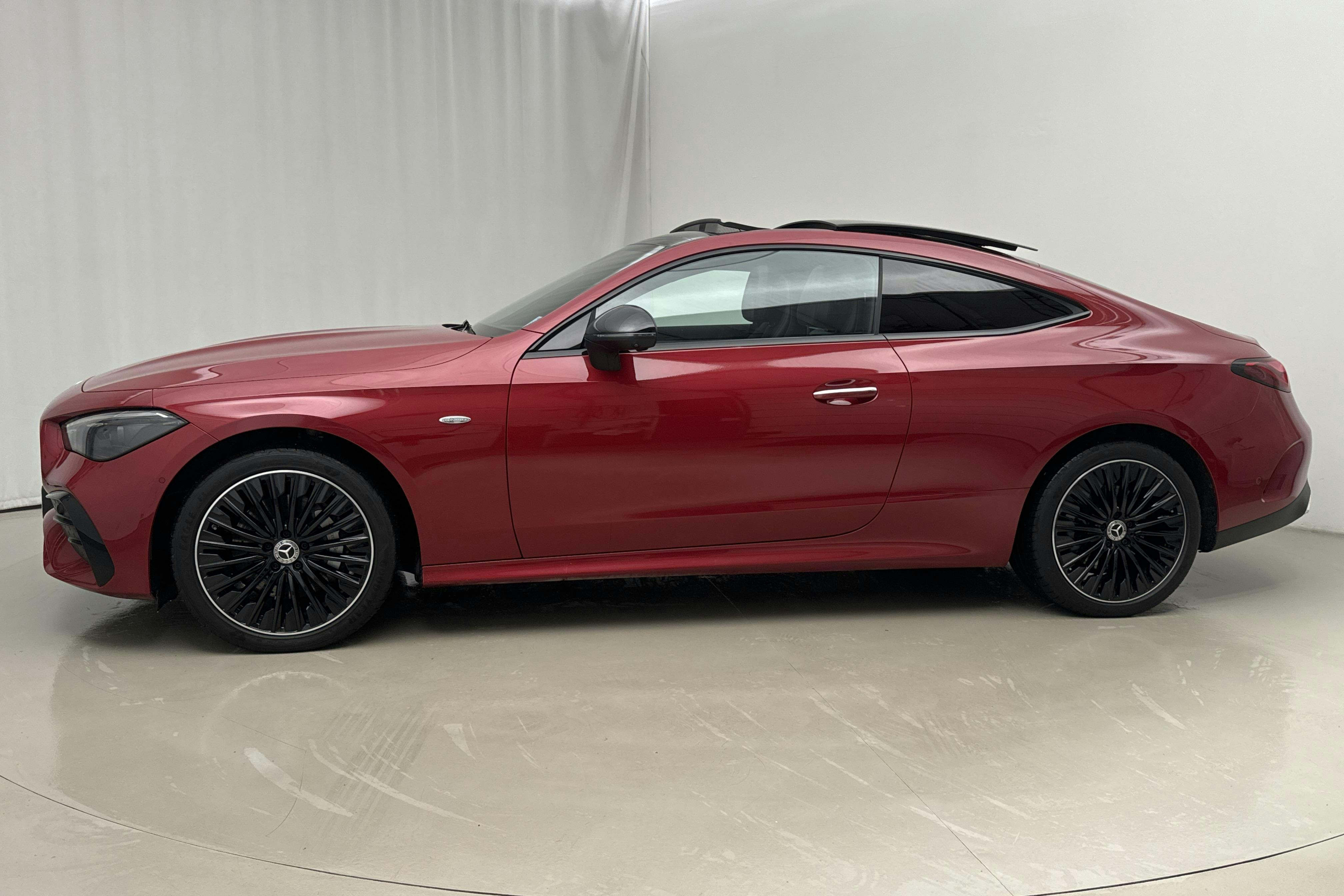 Presentation photo 2 of 25: Mercedes CLE 300 e Coupé C236 (333hk) - 23 790 km - Automatic - red - 2024