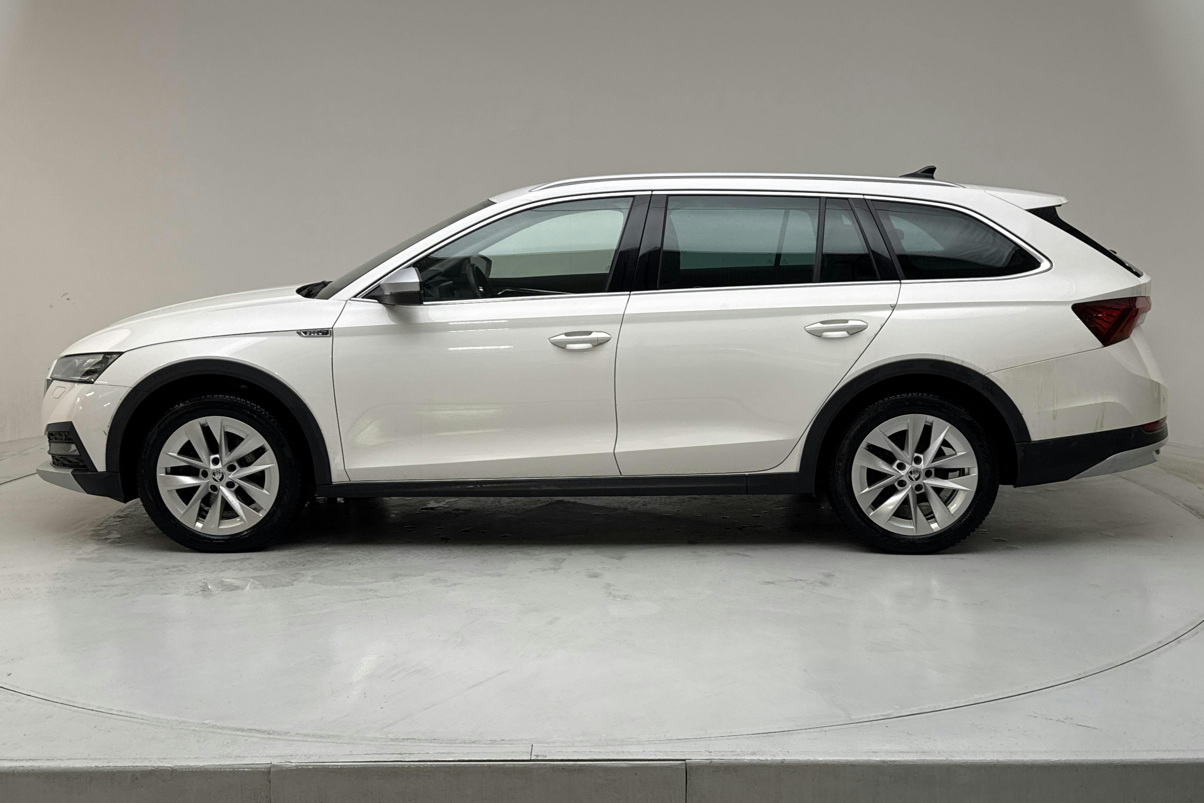 Presentationsfoto 2 av 16: Skoda Octavia Scout 2.0 TDI 4X4 (150hk) - 9 511 mil - Automat - vit - 2022