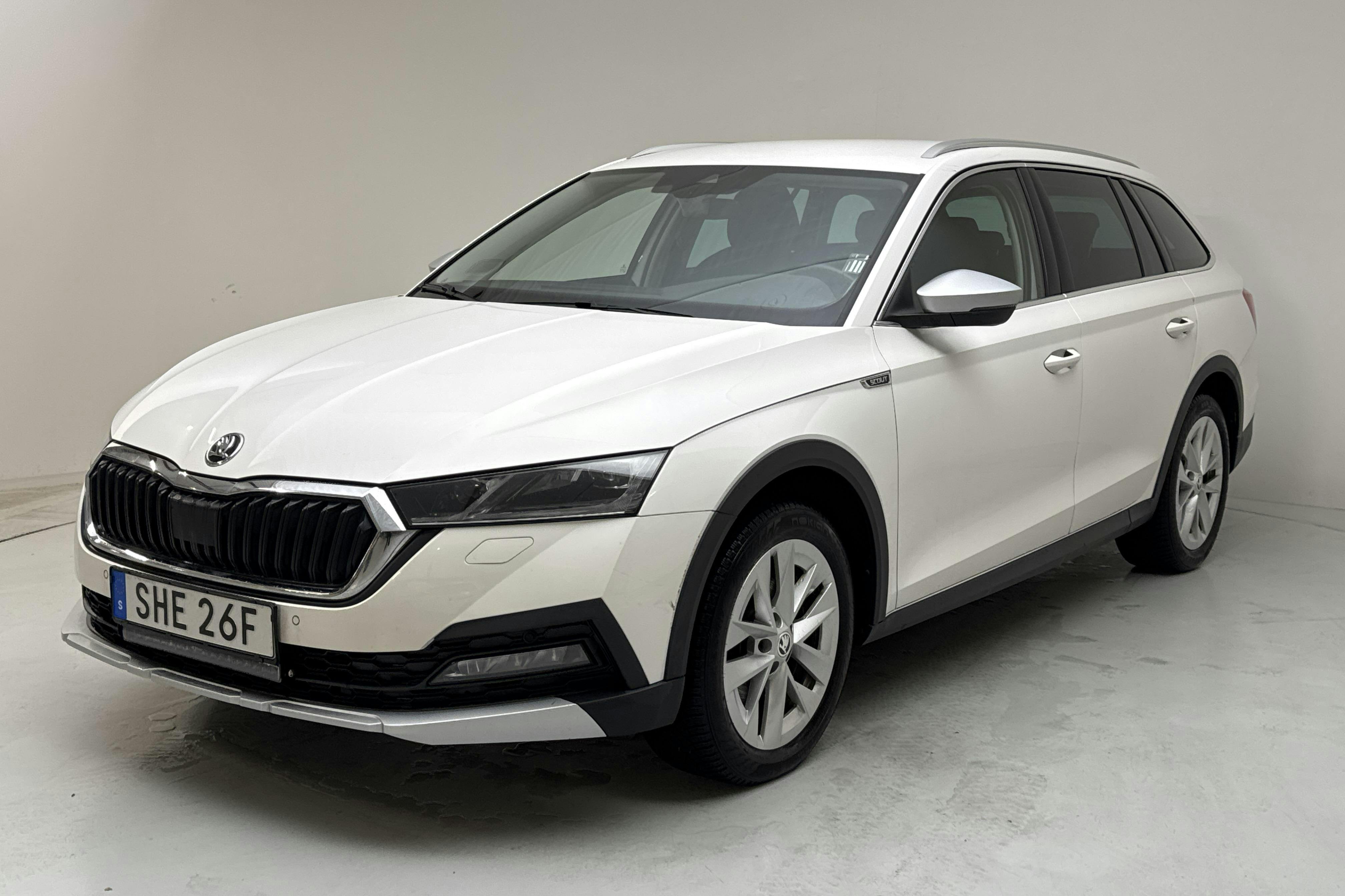Presentationsfoto 1 av 16: Skoda Octavia Scout 2.0 TDI 4X4 (150hk) - 9 511 mil - Automat - vit - 2022
