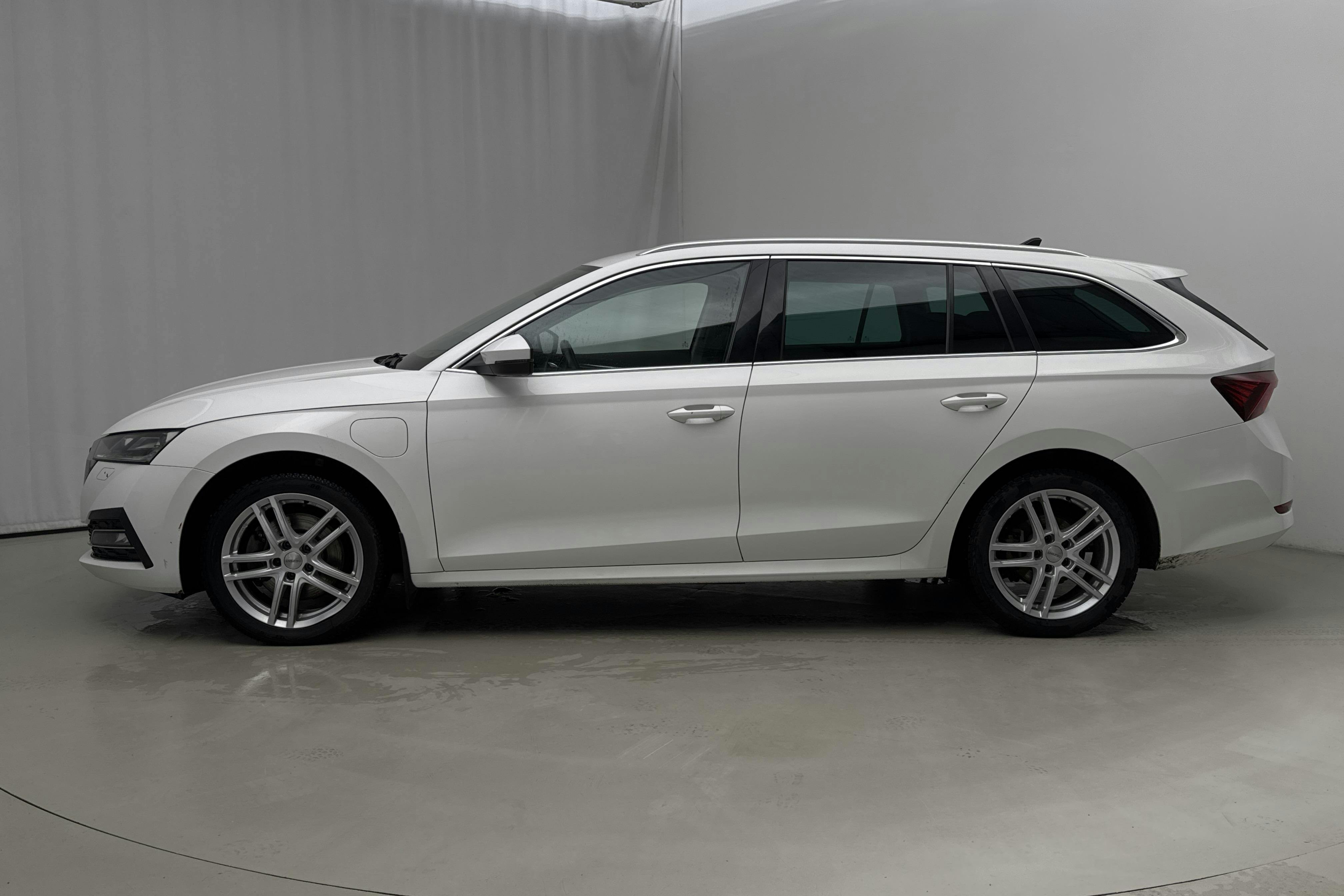 Esitlusfoto 2 aadressil 18: Skoda Octavia 1.4 iV PHEV Combi (204hk) - 137 920 km - Automaatne - valge - 2021