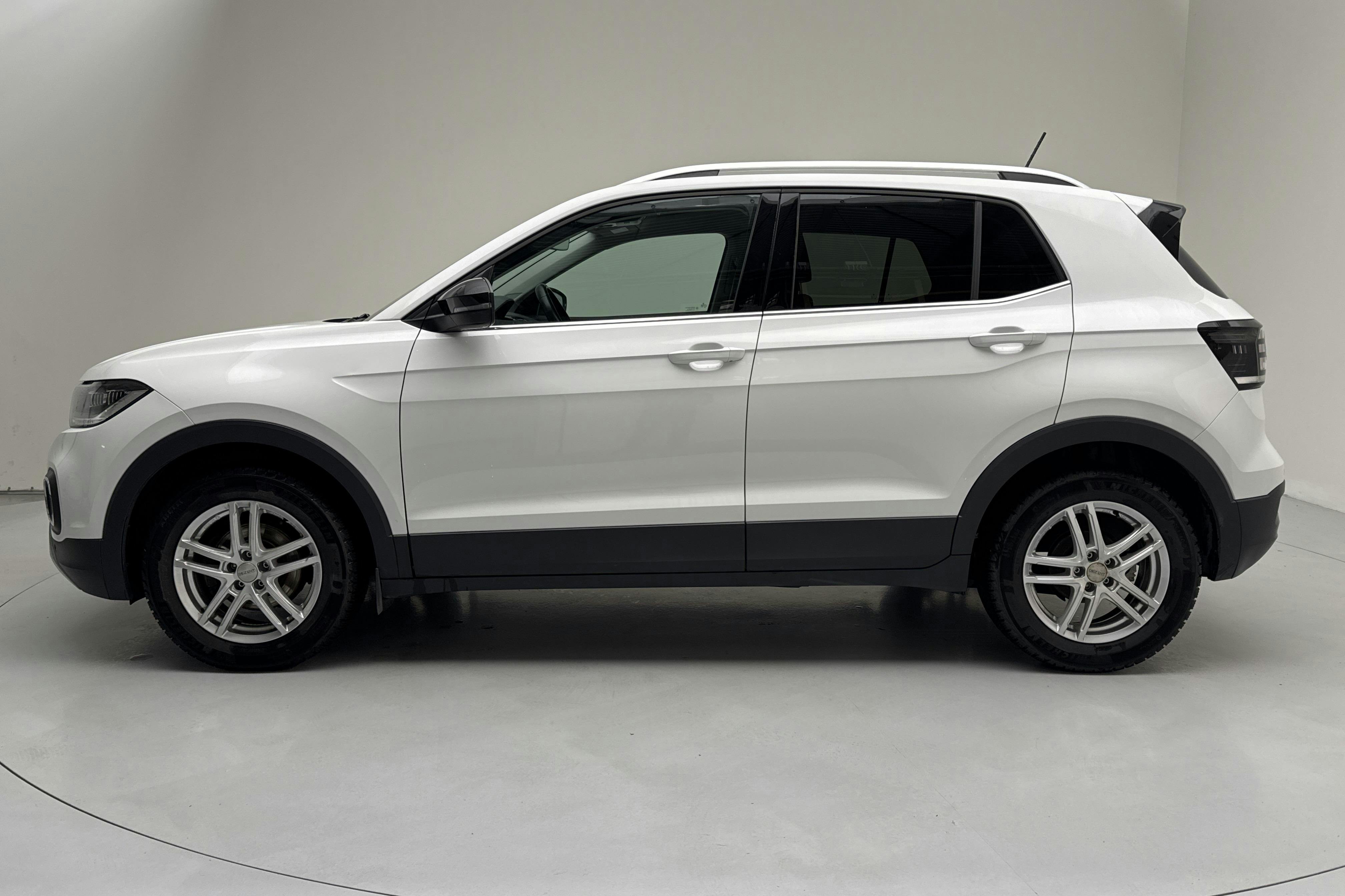 Presentationsfoto 2 av 12: VW T-Cross 1.0 TSI (110hk) - 5 847 mil - Automat - vit - 2022