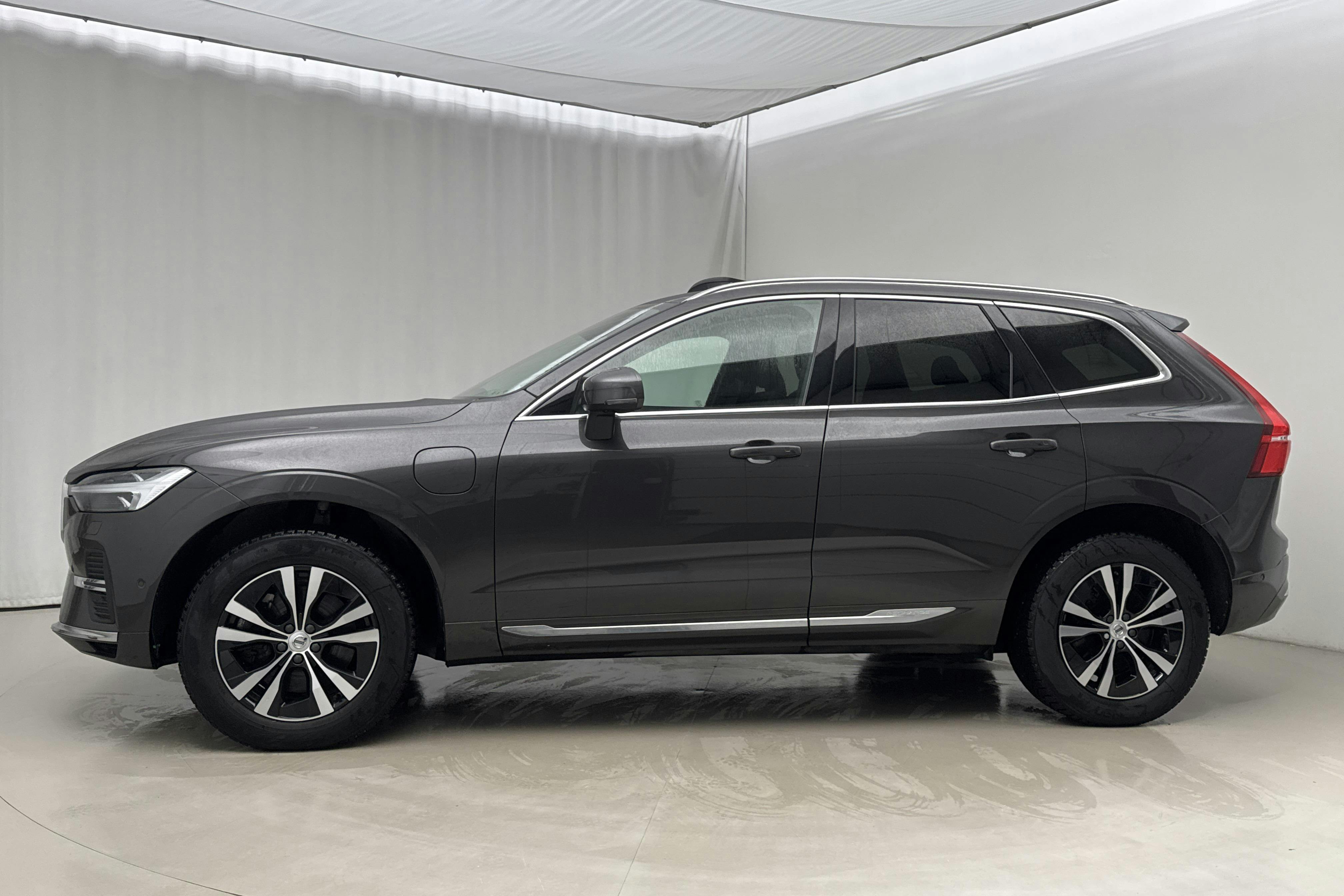 Presentationsfoto 2 av 25: Volvo XC60 T6 AWD Recharge (340hk) - 14 932 mil - Automat - grå - 2022