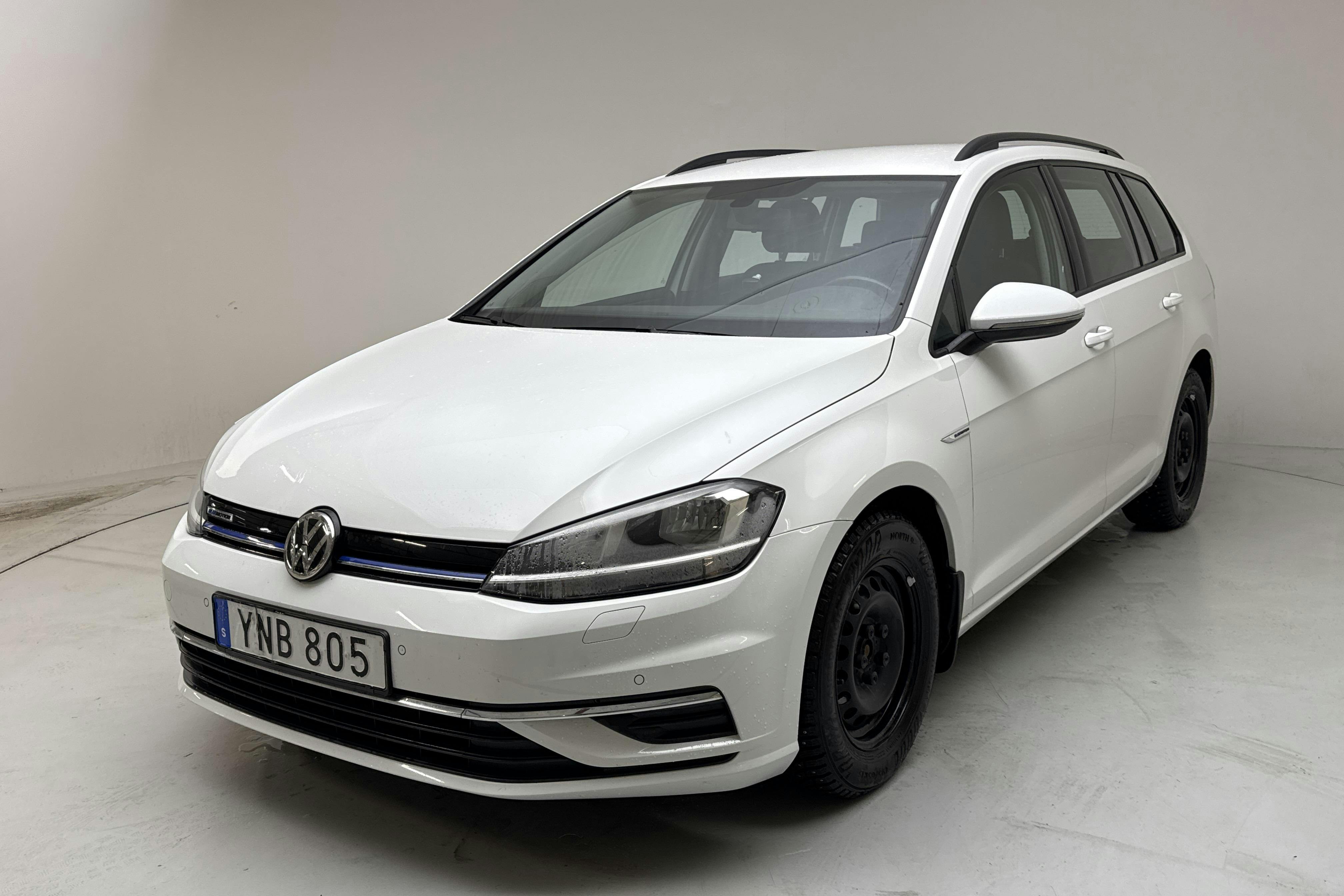 Presentationsfoto 1 av 14: VW Golf VII 1.4 TGI BlueMotion Sportscombi (110hk) - 13 060 mil - Manuell - vit - 2018