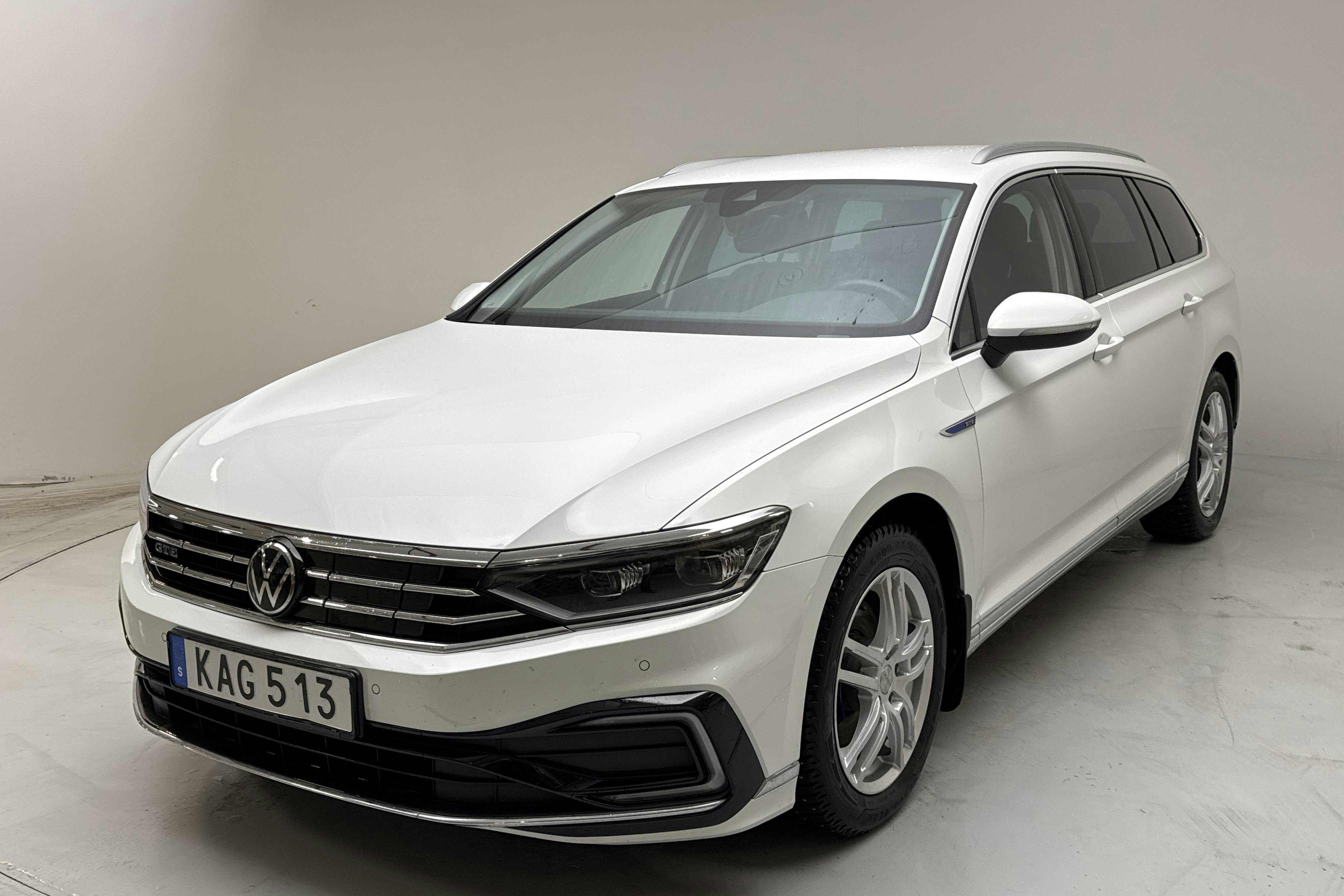 Presentation photo 1 of 18: VW Passat 1.4 GTE Sportscombi (218hk) - 49 980 km - Automatic - white - 2022
