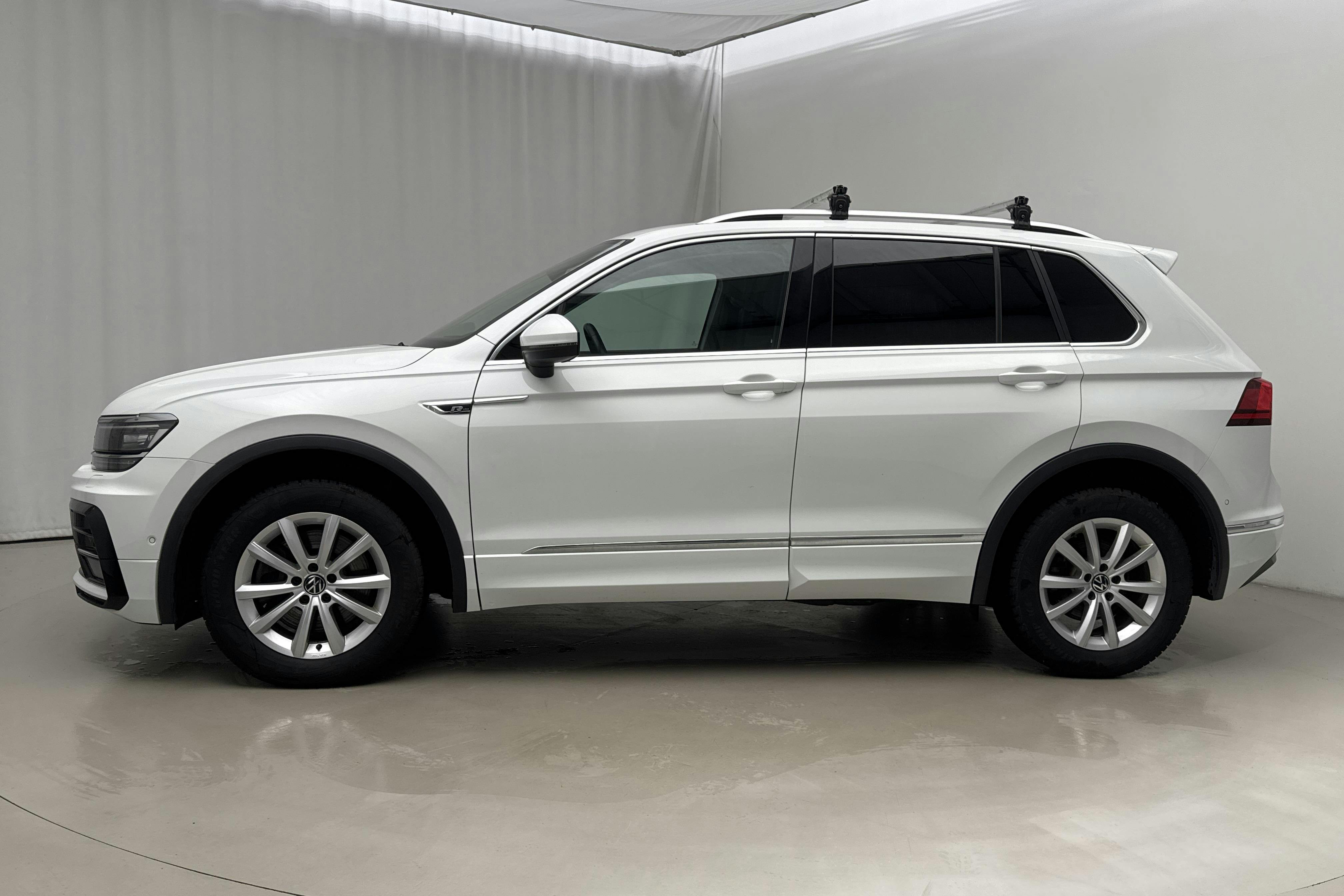 Presentationsfoto 2 av 23: VW Tiguan 2.0 TDI 4MOTION (190hk) - 18 550 mil - Automat - vit - 2020