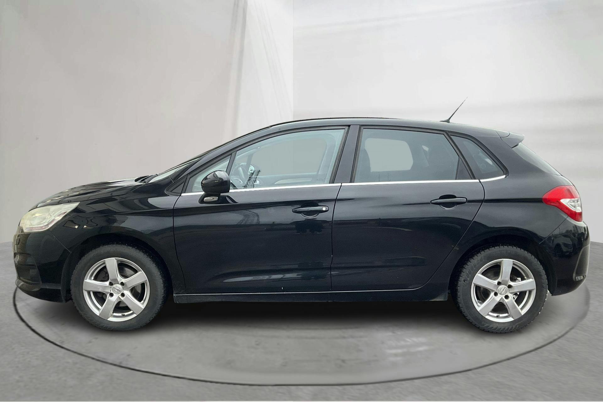 Presentationsfoto 2 av 13: Citroën C4 1.6 HDi (110hk) - 13 739 mil - Manuell - svart - 2012