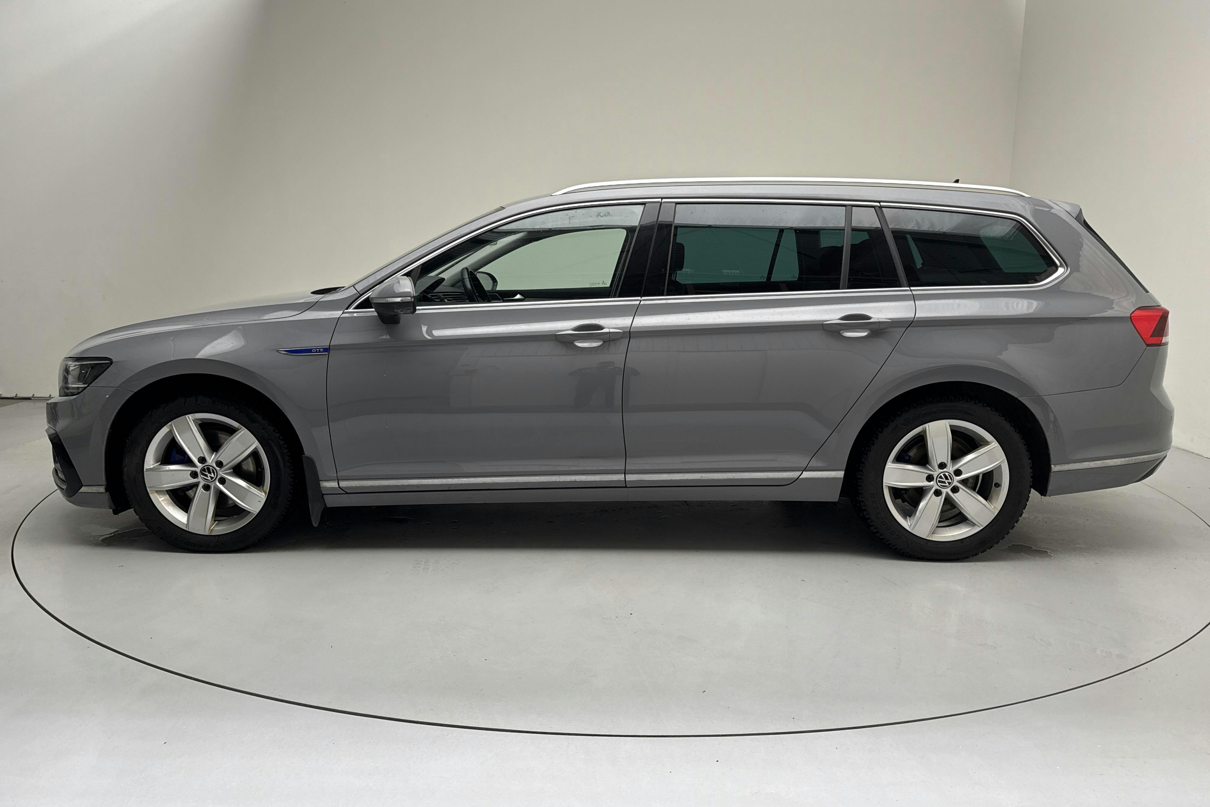 Presentationsfoto 2 av 17: VW Passat 1.4 GTE Sportscombi (218hk) - 9 711 mil - Automat - grå - 2022