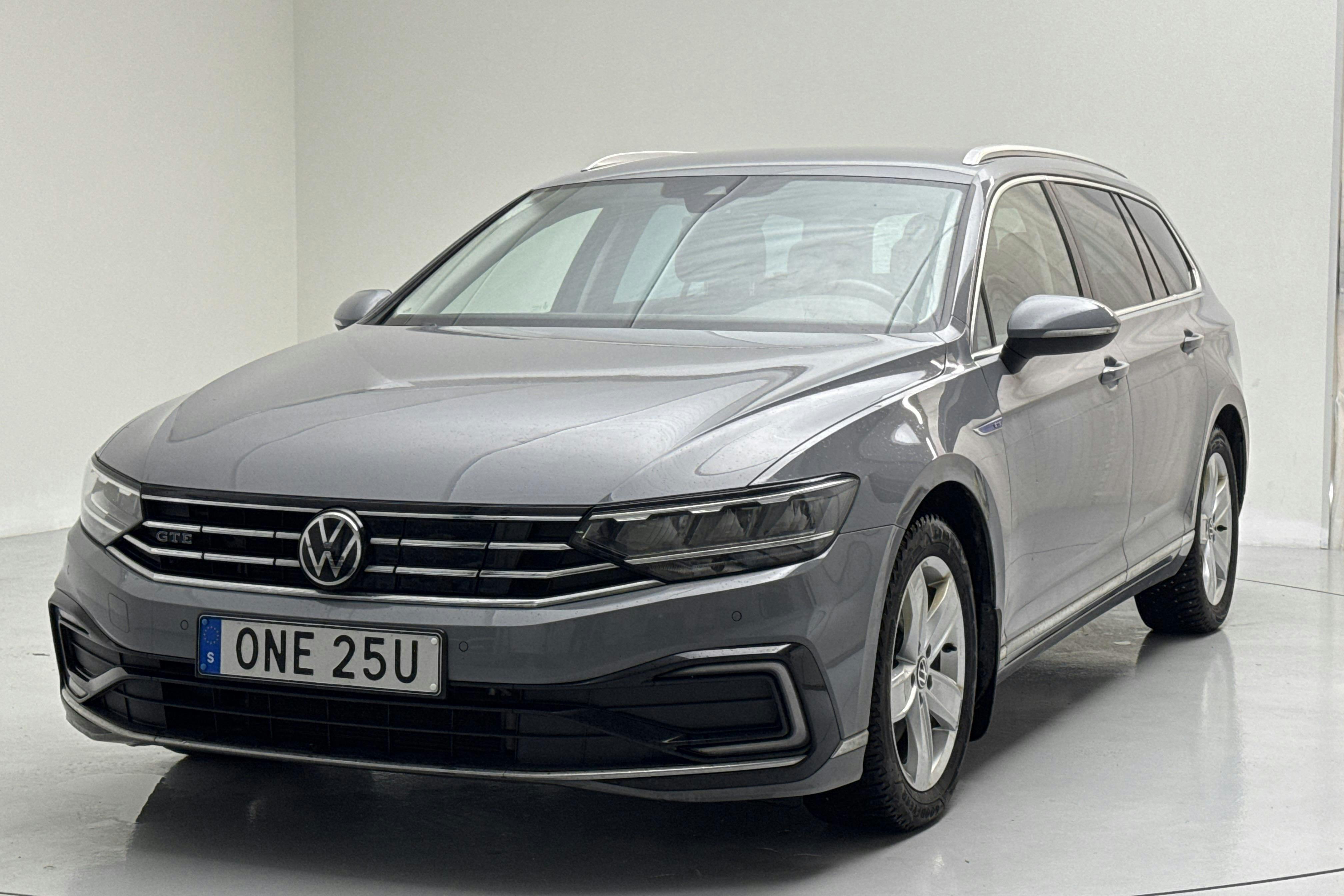 Presentationsfoto 1 av 17: VW Passat 1.4 GTE Sportscombi (218hk) - 9 711 mil - Automat - grå - 2022