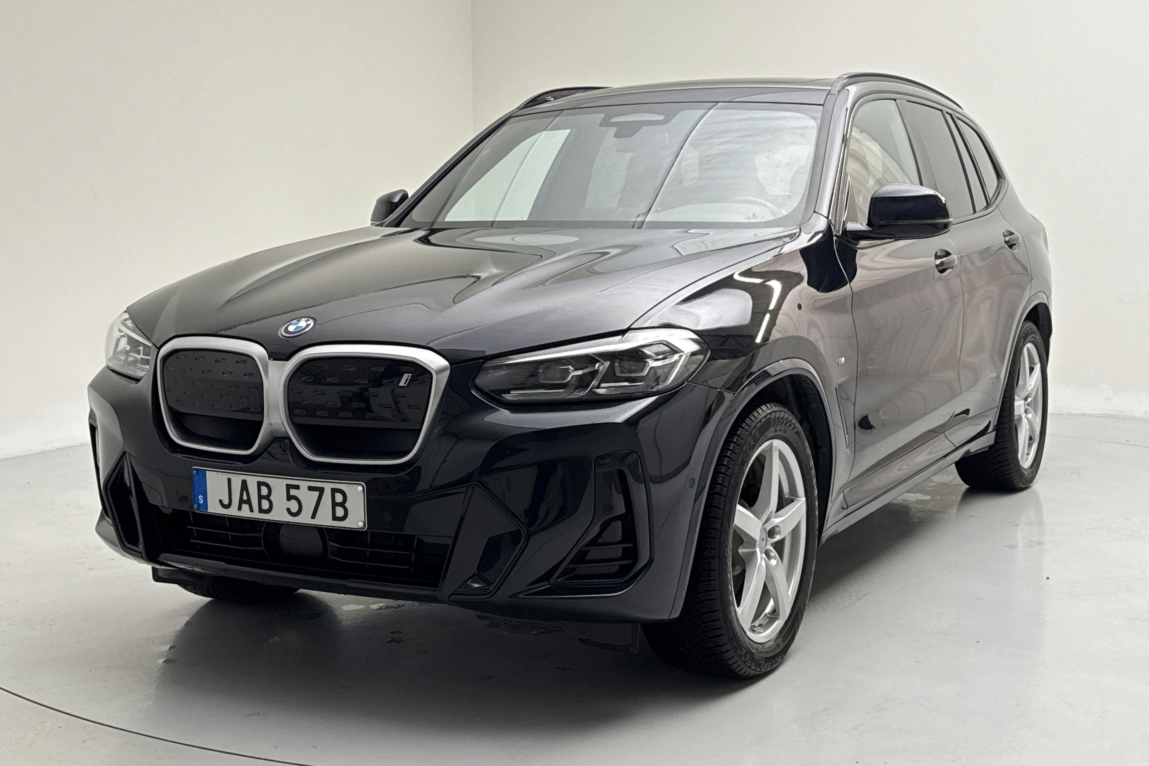 Presentation photo 1 of 22: BMW iX3 LCI, G08 (286hk) - 76 900 km - Automatic - black - 2022