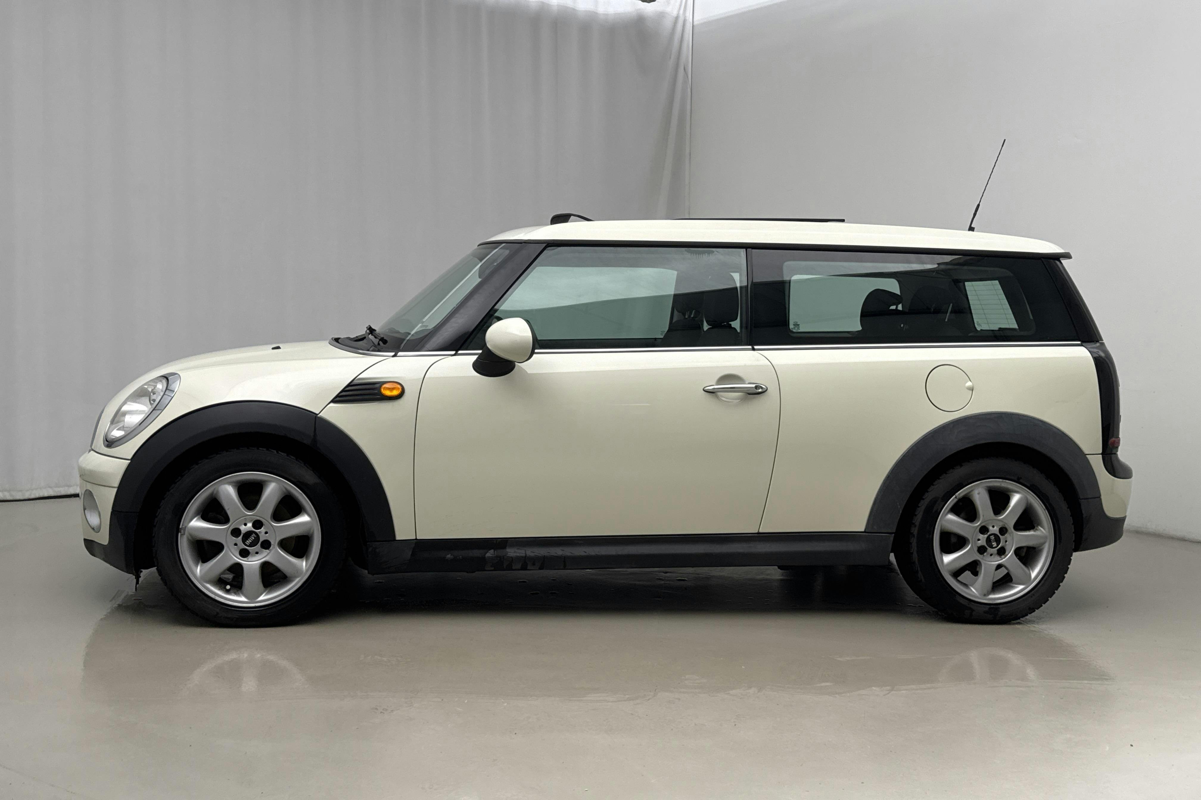 Presentationsfoto 2 av 22: MINI Cooper Clubman D 1.6 (110hk) - 12 963 mil - Manuell - vit - 2008