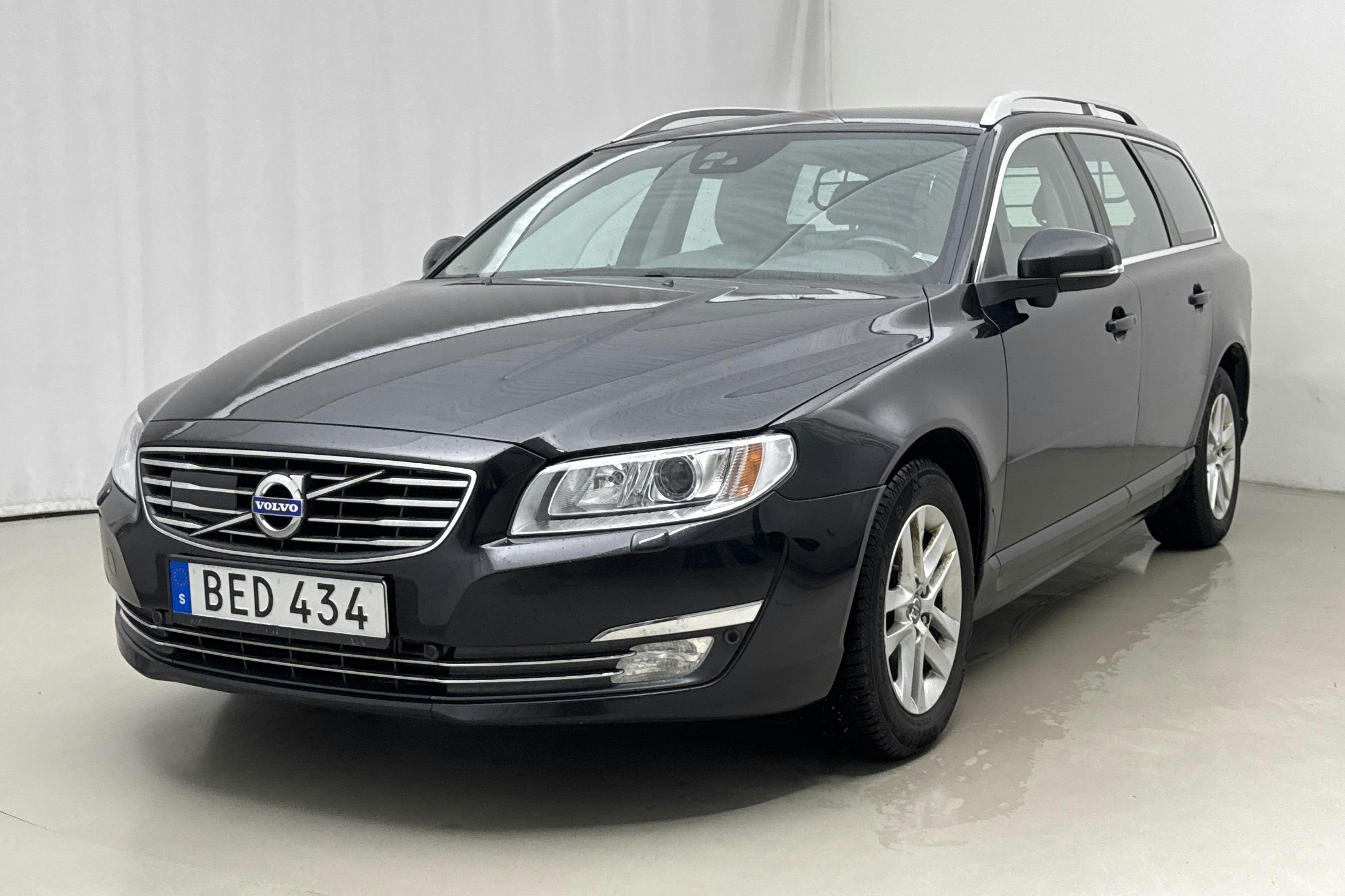 Presentationsfoto 1 av 21: Volvo V70 II D4 (181hk) - 14 964 mil - Manuell - svart - 2015