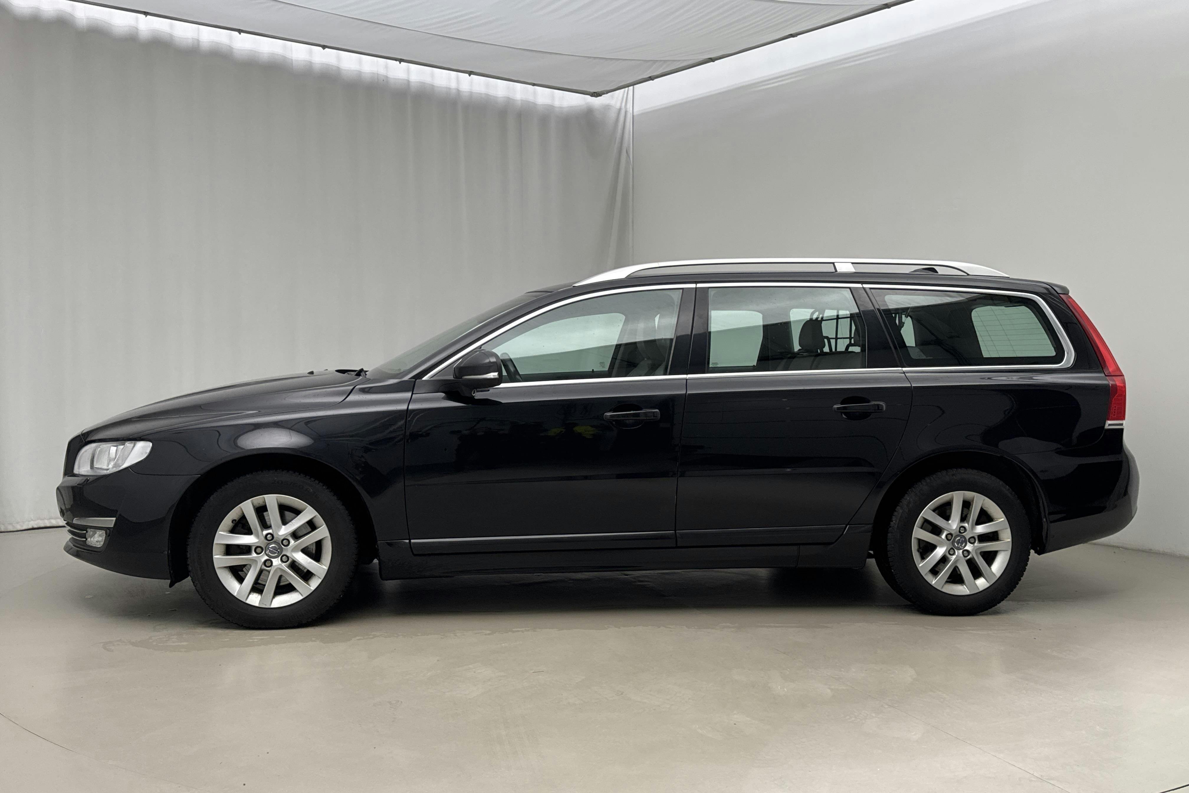 Presentationsfoto 2 av 21: Volvo V70 II D4 (181hk) - 14 964 mil - Manuell - svart - 2015