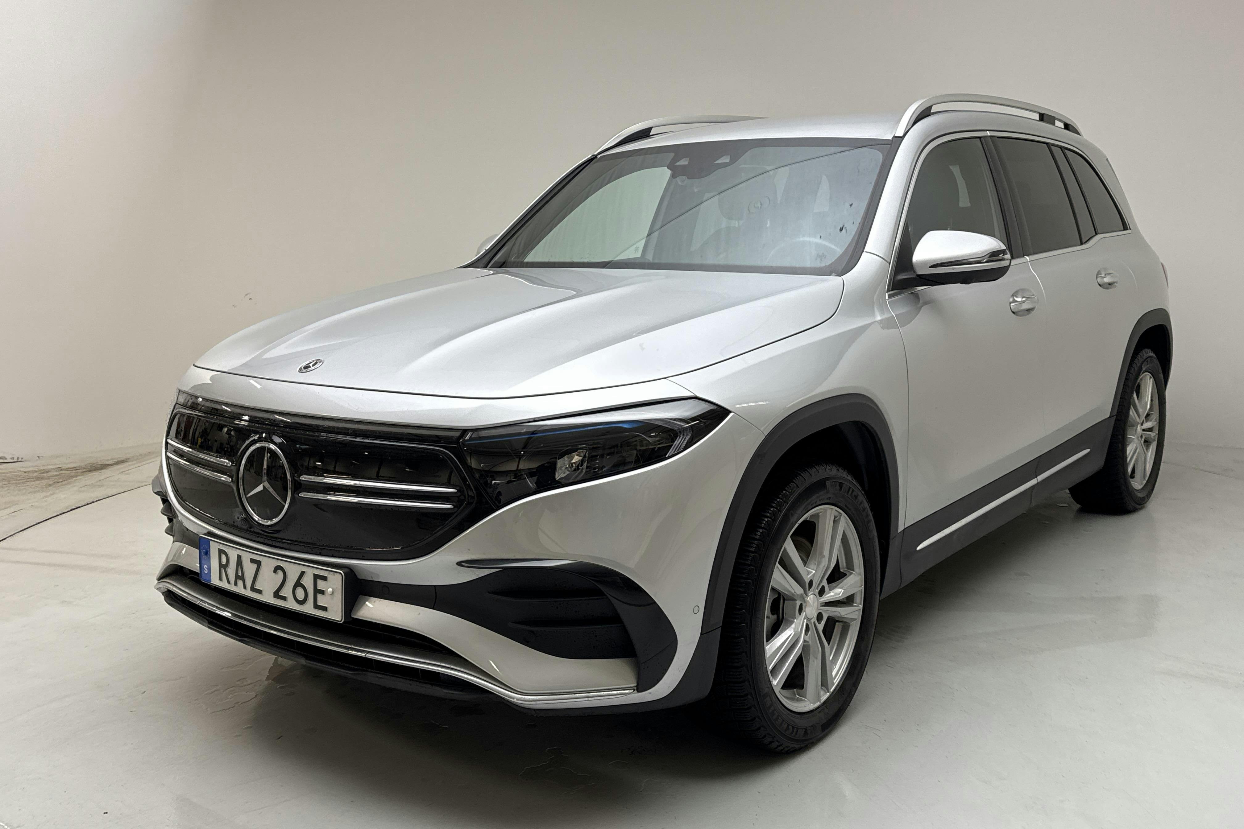 Presentationsfoto 1 av 20: Mercedes EQB 300 4MATIC X243 (228hk) - 3 856 mil - Automat - silver - 2024