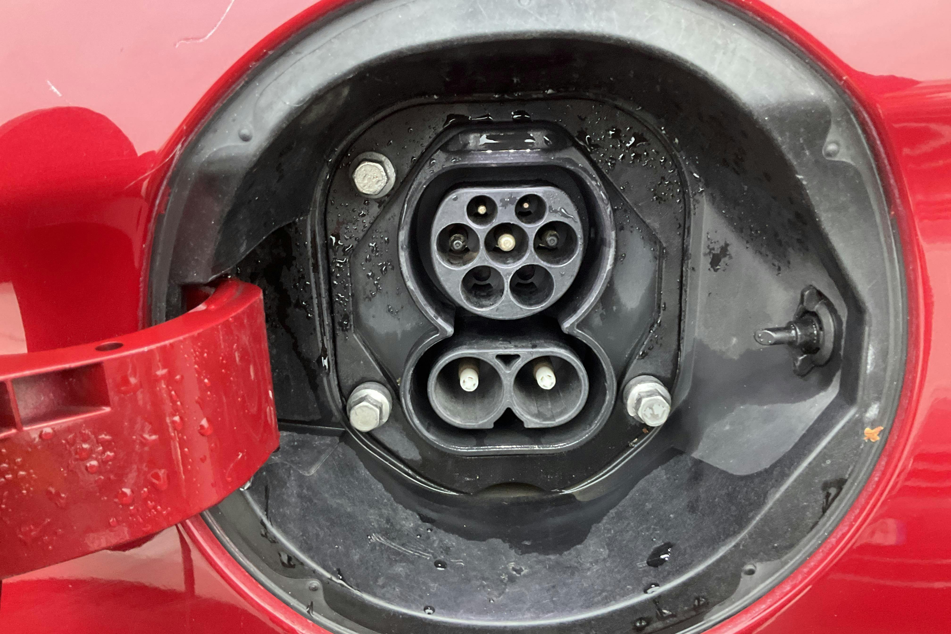 Esittelykuva 19 osoitteesta 19: Hyundai IONIQ Electric (120hk) - 104 700 km - Automaattinen - punainen - 2019