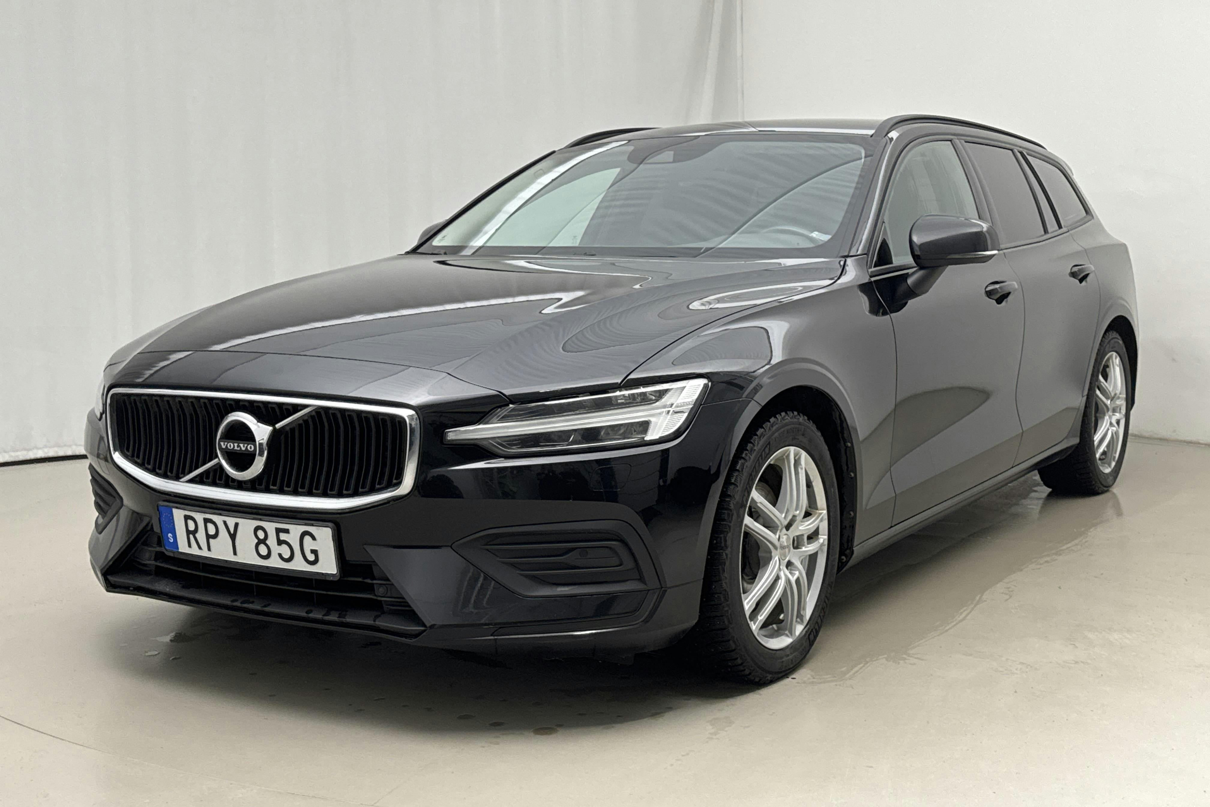 Presentationsfoto 1 av 21: Volvo V60 D3 (150hk) - 18 581 mil - Automat - svart - 2020