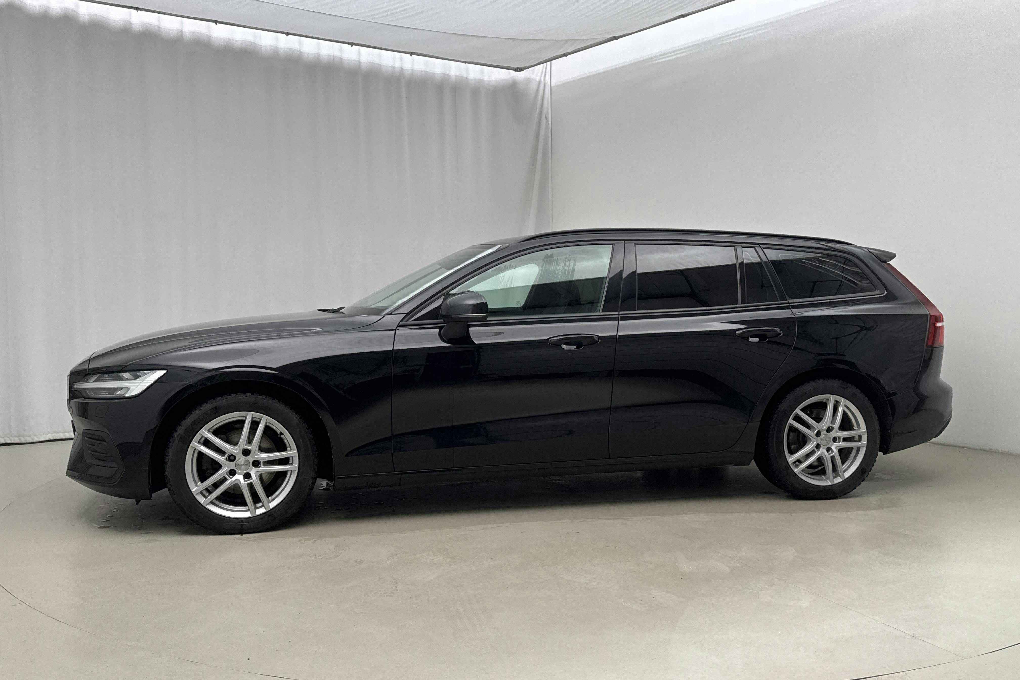 Presentationsfoto 2 av 21: Volvo V60 D3 (150hk) - 18 581 mil - Automat - svart - 2020