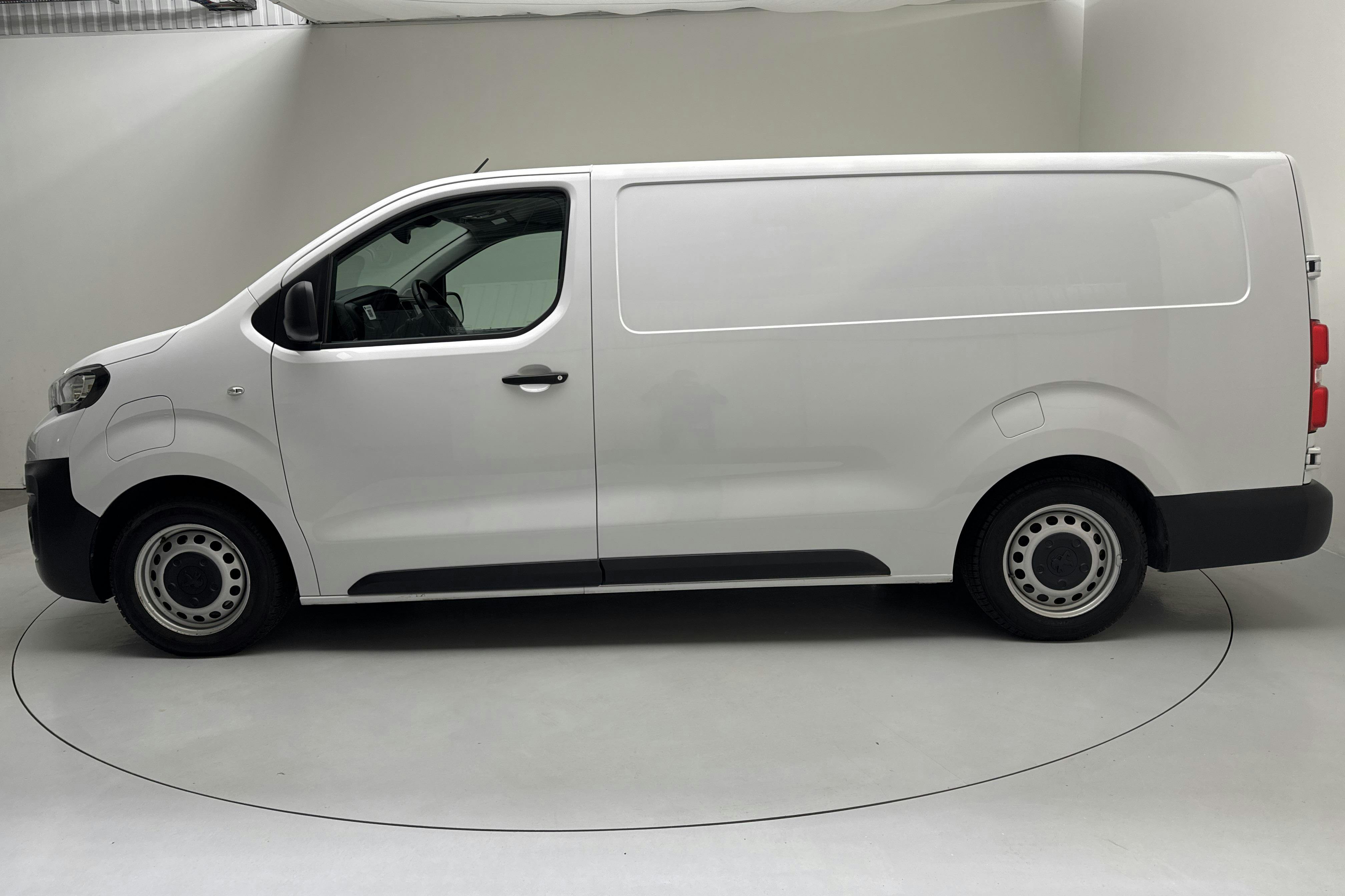 Presentation photo 2 of 15: Peugeot e-Expert Skåp 75kWh (136hk) - 12 730 km - Automatic - white - 2022