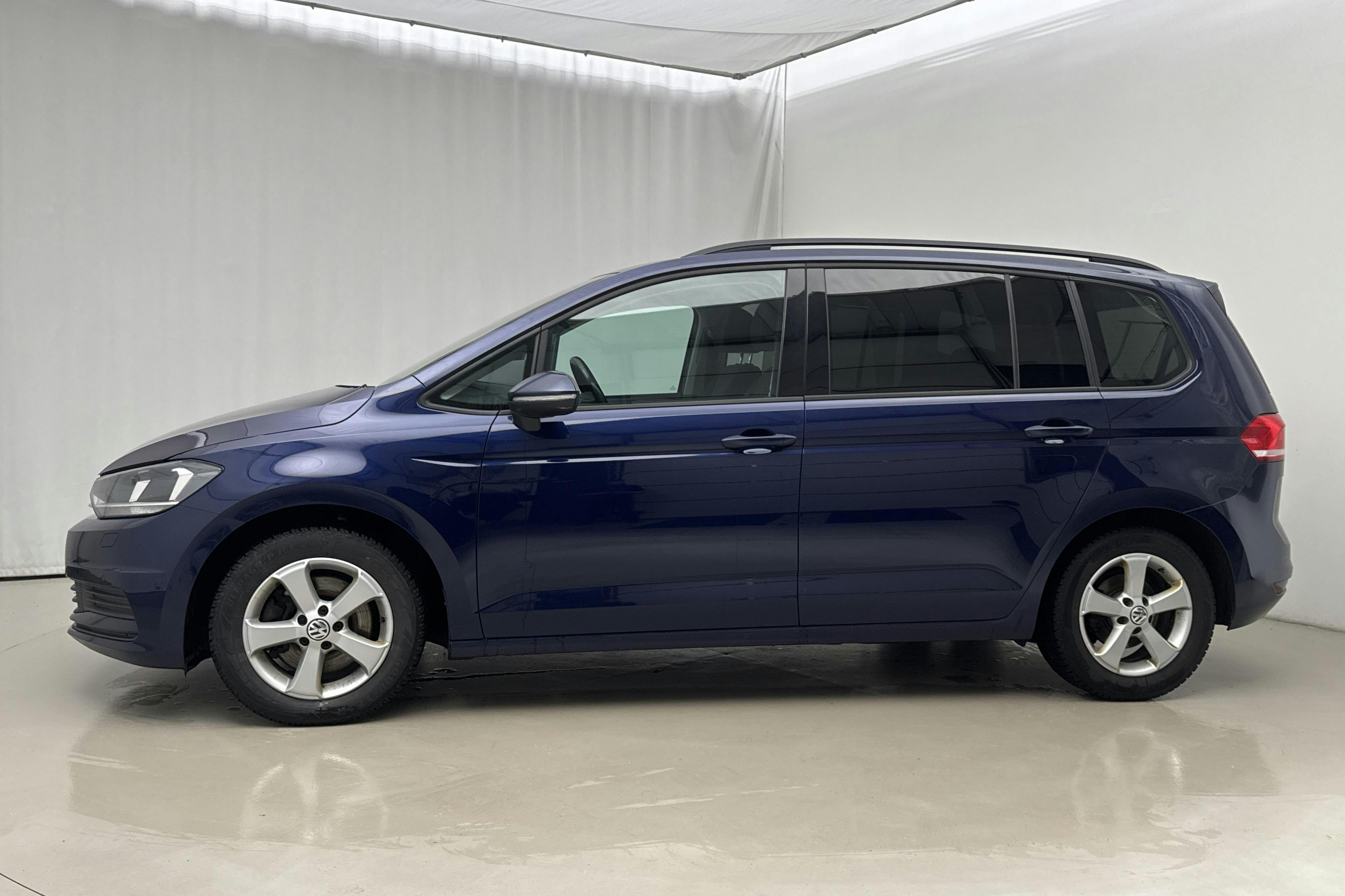 Presentationsfoto 2 av 21: VW Touran 1.4 TSI (150hk) - 18 758 mil - Manuell - Dark Blue - 2016