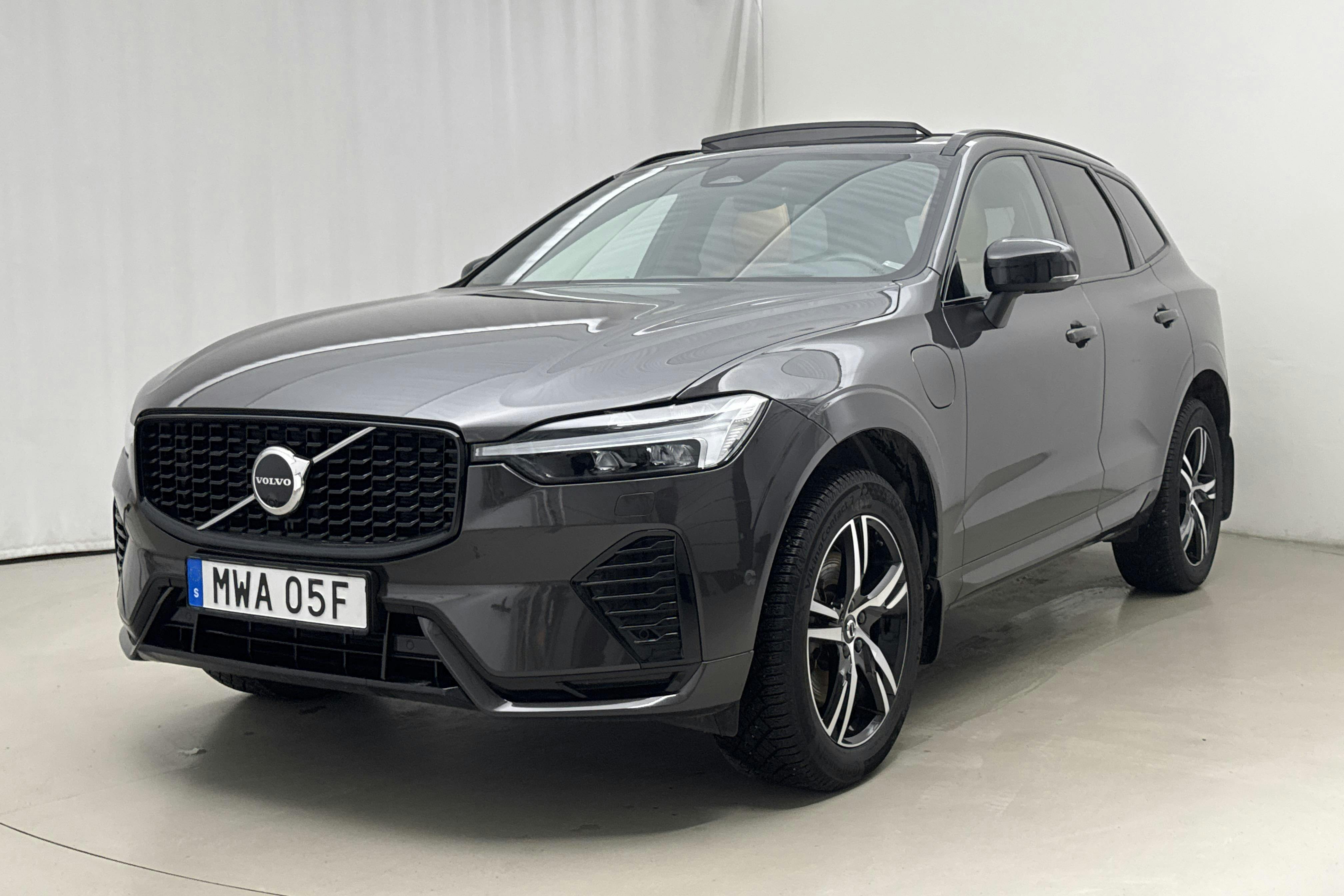 Presentationsfoto 1 av 27: Volvo XC60 T8 AWD Recharge (455hk) - 6 141 mil - Automat - grå - 2023