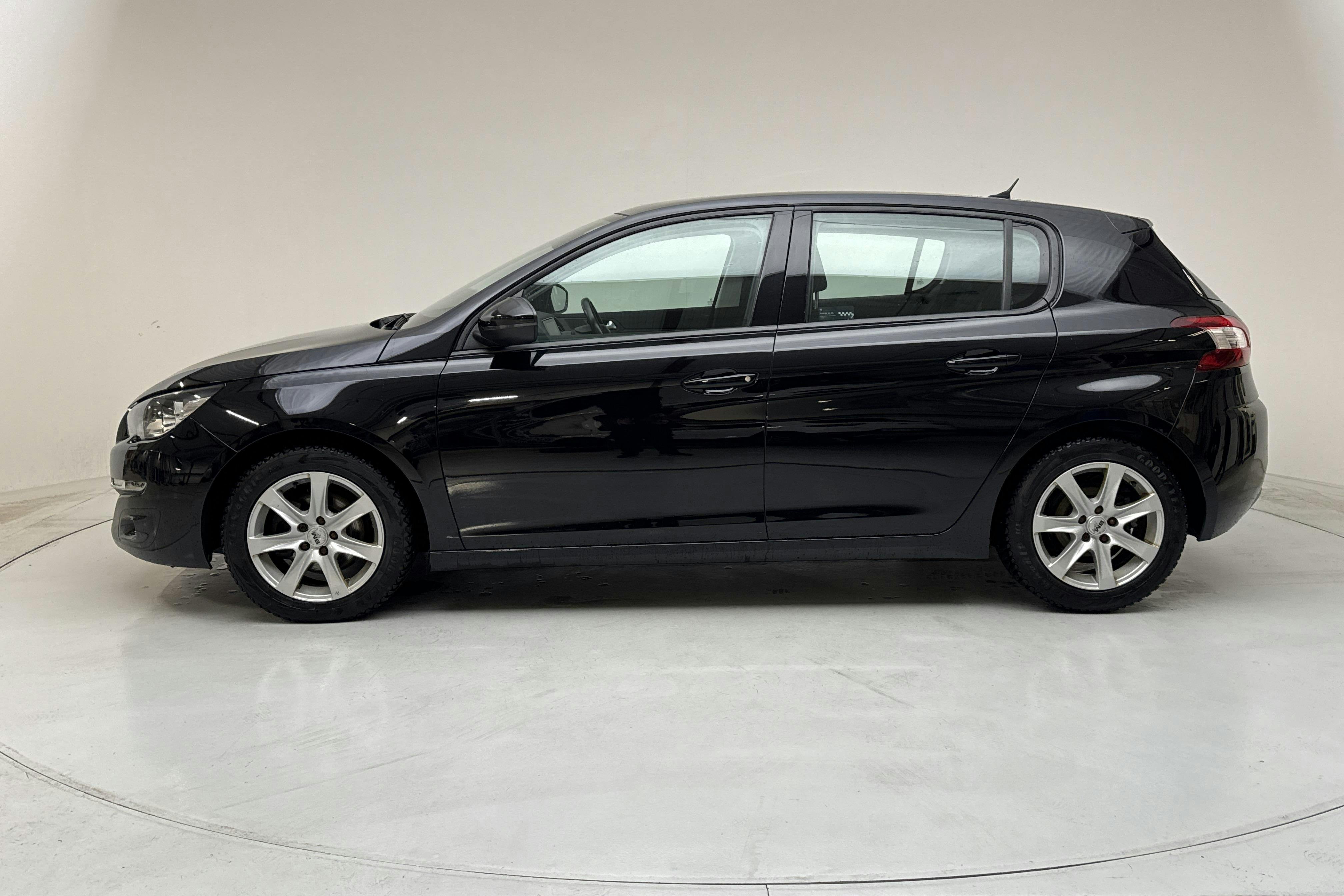 Presentationsfoto 2 av 15: Peugeot 308 1.6 Turbo (125hk) - 9 579 mil - Manuell - svart - 2014